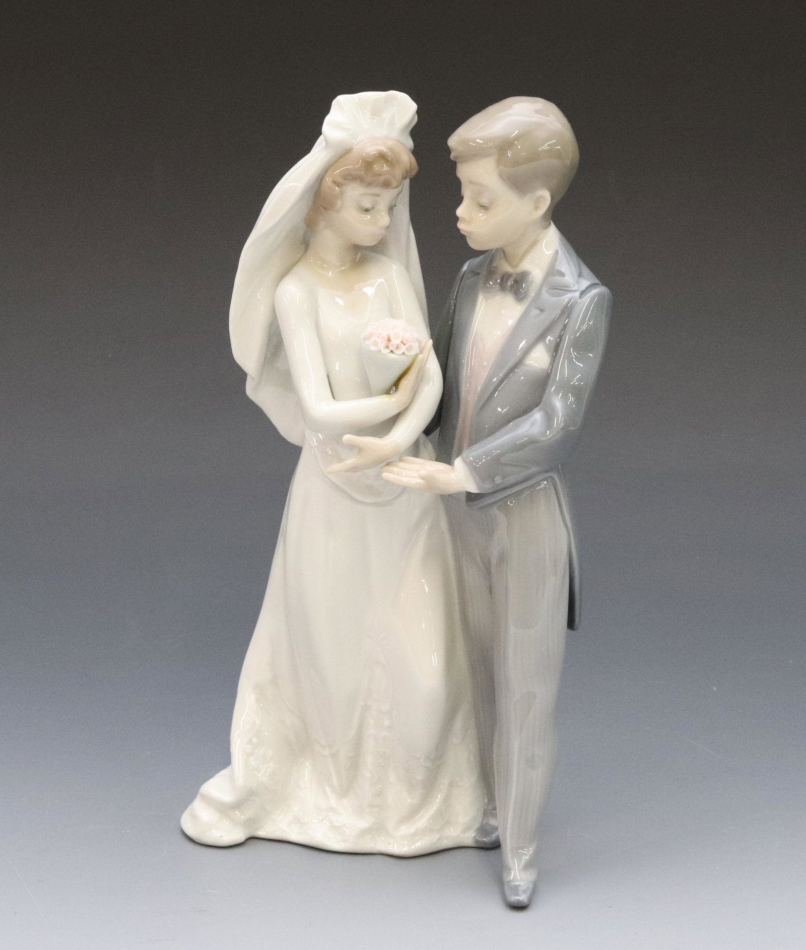 LLADRO BRIDE AND GROOM FIGURINE (1 of 3)
