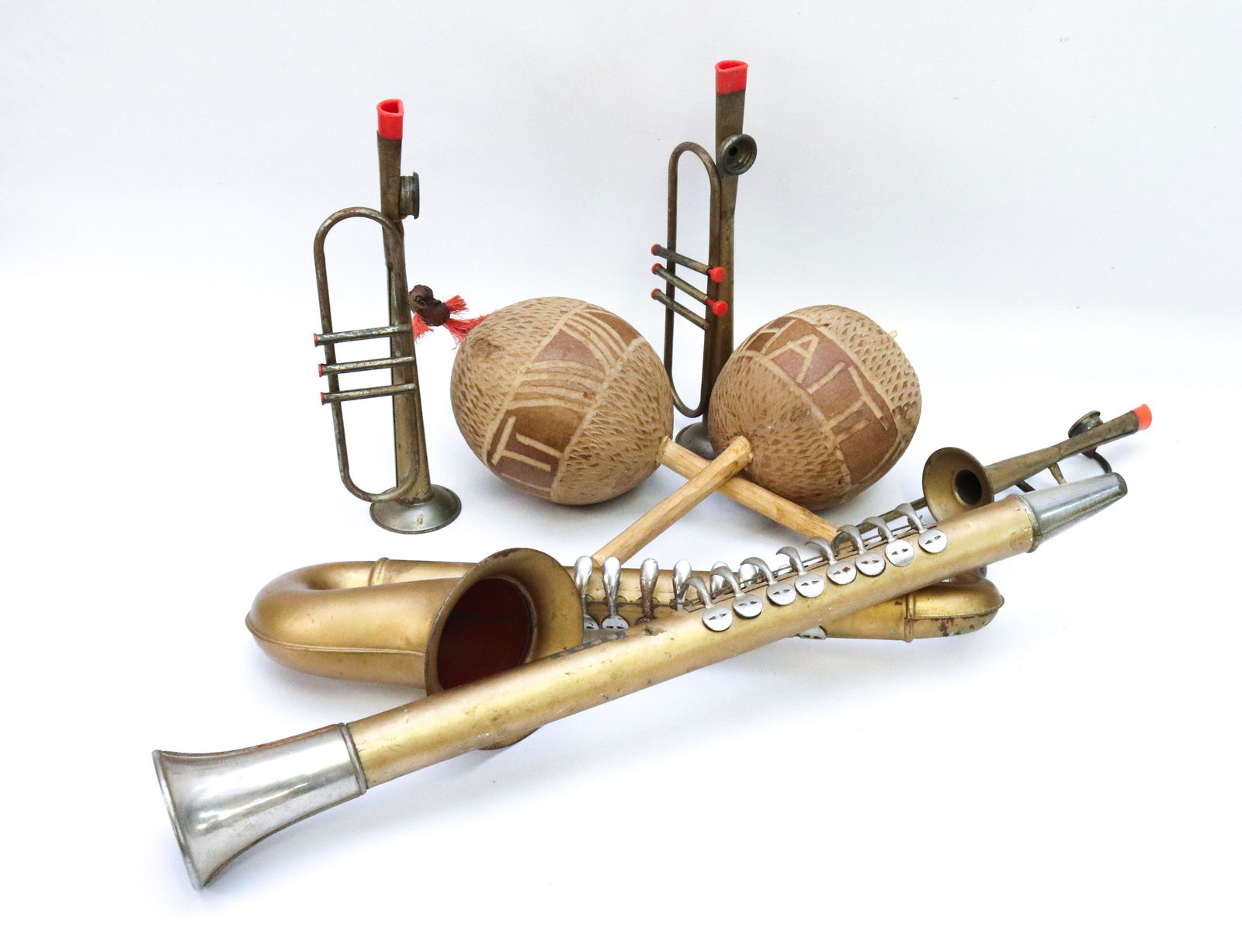 MUSICAL INSTRUMENT AND NOVELTY LOT: TOY INSTRUMENTS AND COCONUT MARACAS