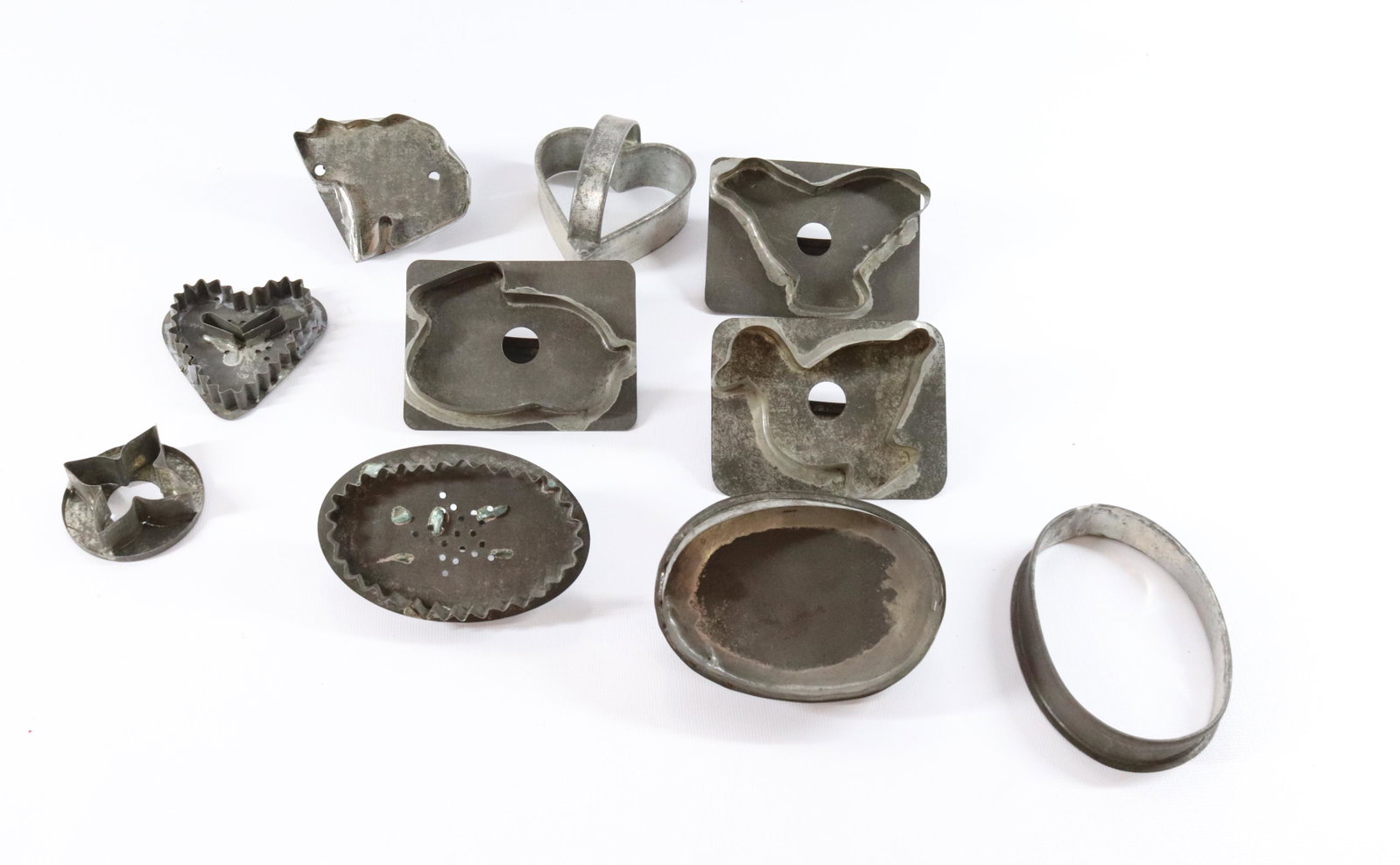 GROUP LOT OF VINTAGE COOKIE CUTTERS: (9) CUTTERS IN THE FORM OF A HEARTS AND ANIMALS Dimensions 2 1/4" TO 4 1/2" PLEASE READ BEFORE BIDDING – PICKUP FOR THIS AUCTION WILL NOT BE UNTIL THE WEEK OF OCTOBER 25TH. PICK-UP WILL BE FROM 