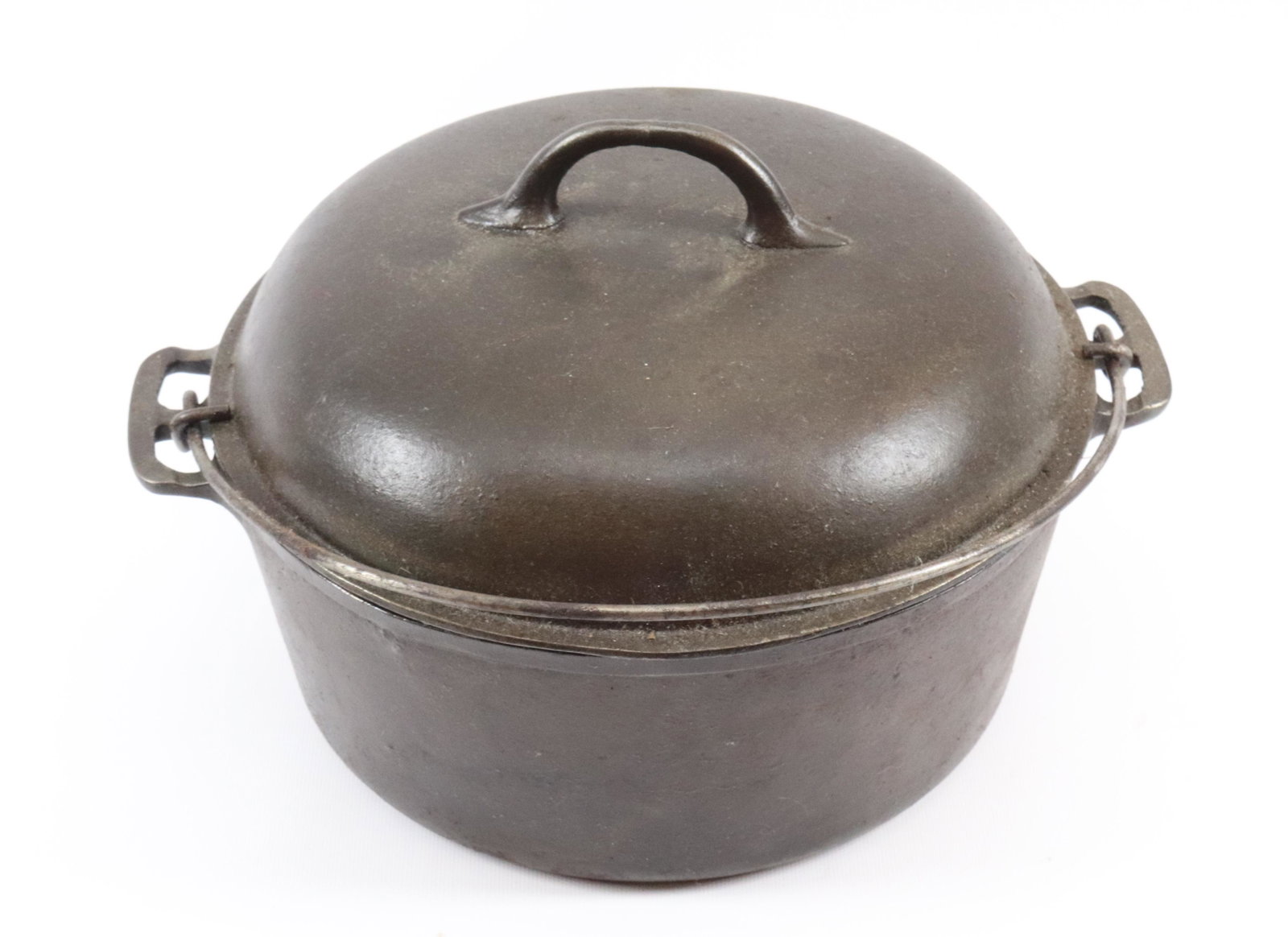 RARE FAVORITE DUTCH OVEN WITH LID: PIQUA WARE #8A DUTCH OVEN WITH BAIL HANDLE Dimensions PLEASE READ BEFORE BIDDING – PICKUP FOR THIS AUCTION WILL NOT BE UNTIL THE WEEK OF OCTOBER 25TH. PICK-UP WILL BE FROM 9:00AM TILL 4:00PM 