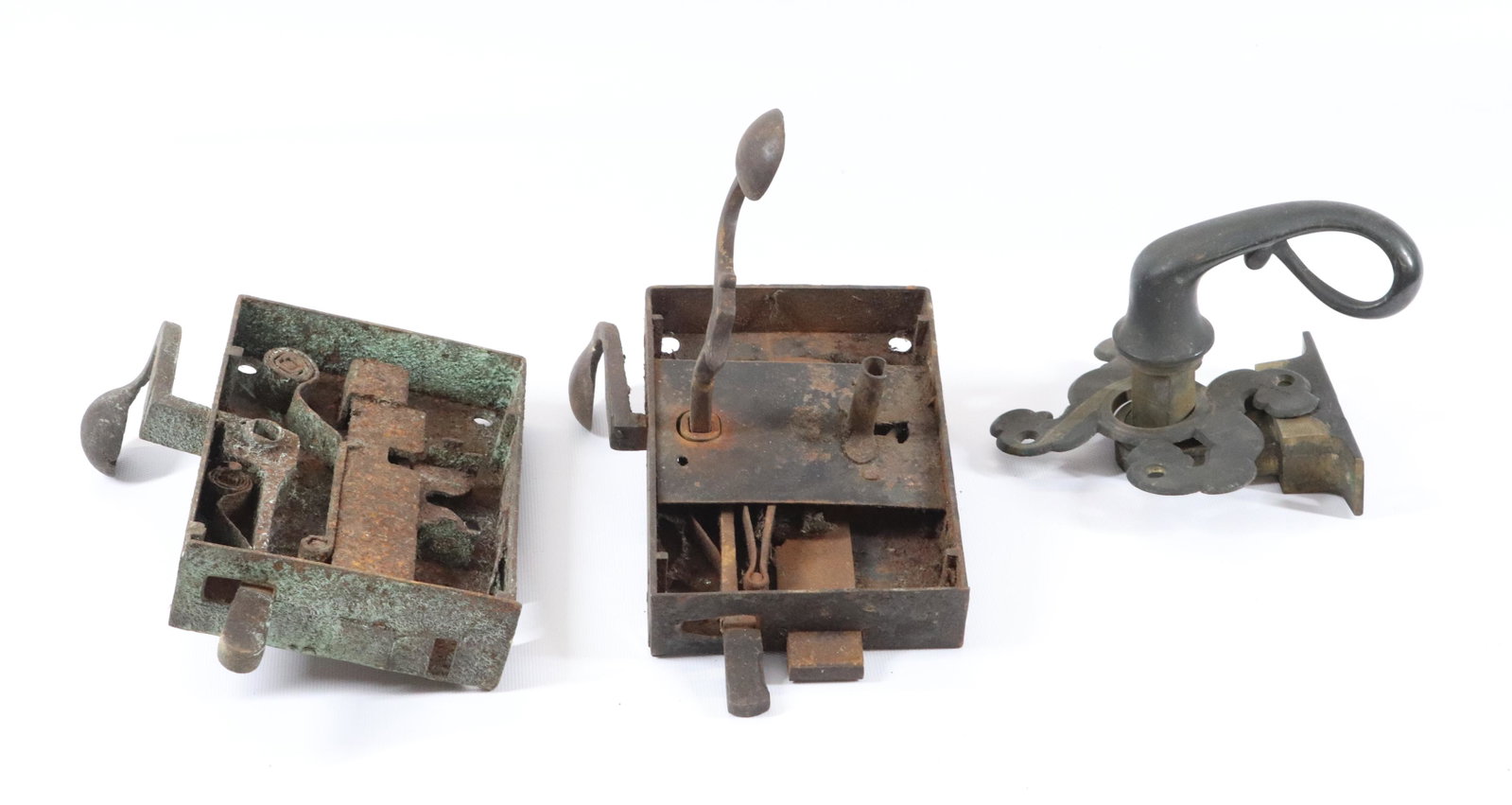 EARLY DOOR LATCH LOT: BRONZE STEPHENS, NEW YORK 1863, (2) IRON LATCHES WITH THUMB HANDLE Dimensions PLEASE READ BEFORE BIDDING – PICKUP FOR THIS AUCTION WILL NOT BE UNTIL THE WEEK OF OCTOBER 25TH. PICK-UP WILL BE FRO