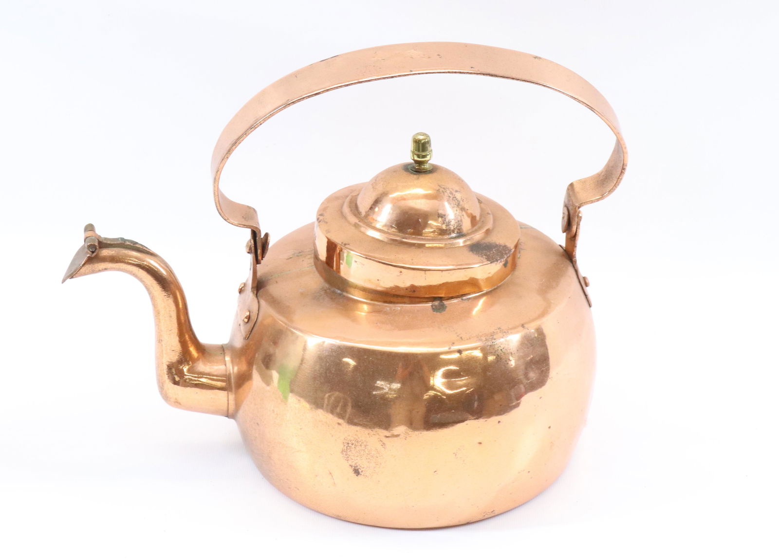 19TH C. COPPER TEA KETTLE: SWING HANDLE WITH LIFT-OFF LID. BRASS ACORN FINIAL. DOVETAILED CONSTRUCTION Dimensions 8" X 12" PLEASE READ BEFORE BIDDING – PICKUP FOR THIS AUCTION WILL NOT BE UNTIL THE WEEK OF OCTOBER 25TH. P