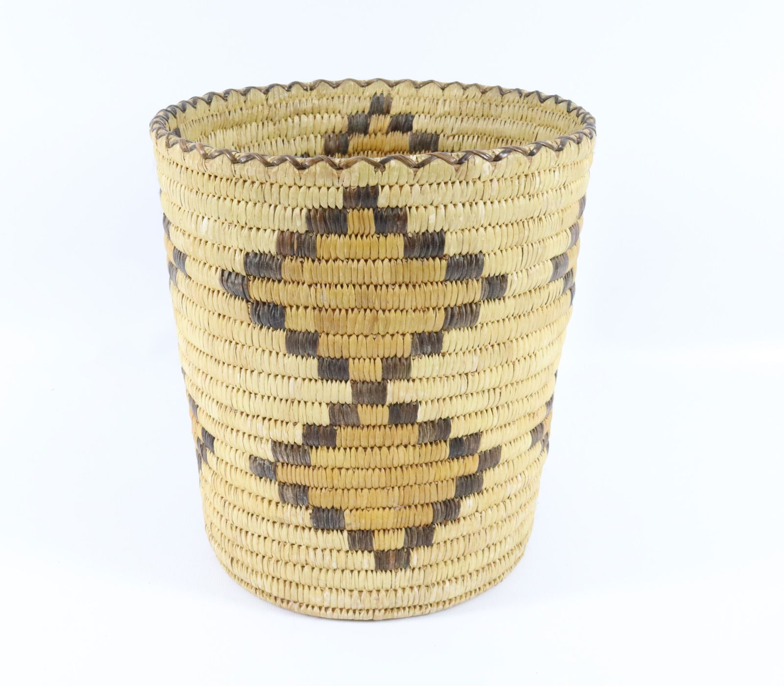 VINTAGE NATIVE AMERICAN BASKET (1 of 5)