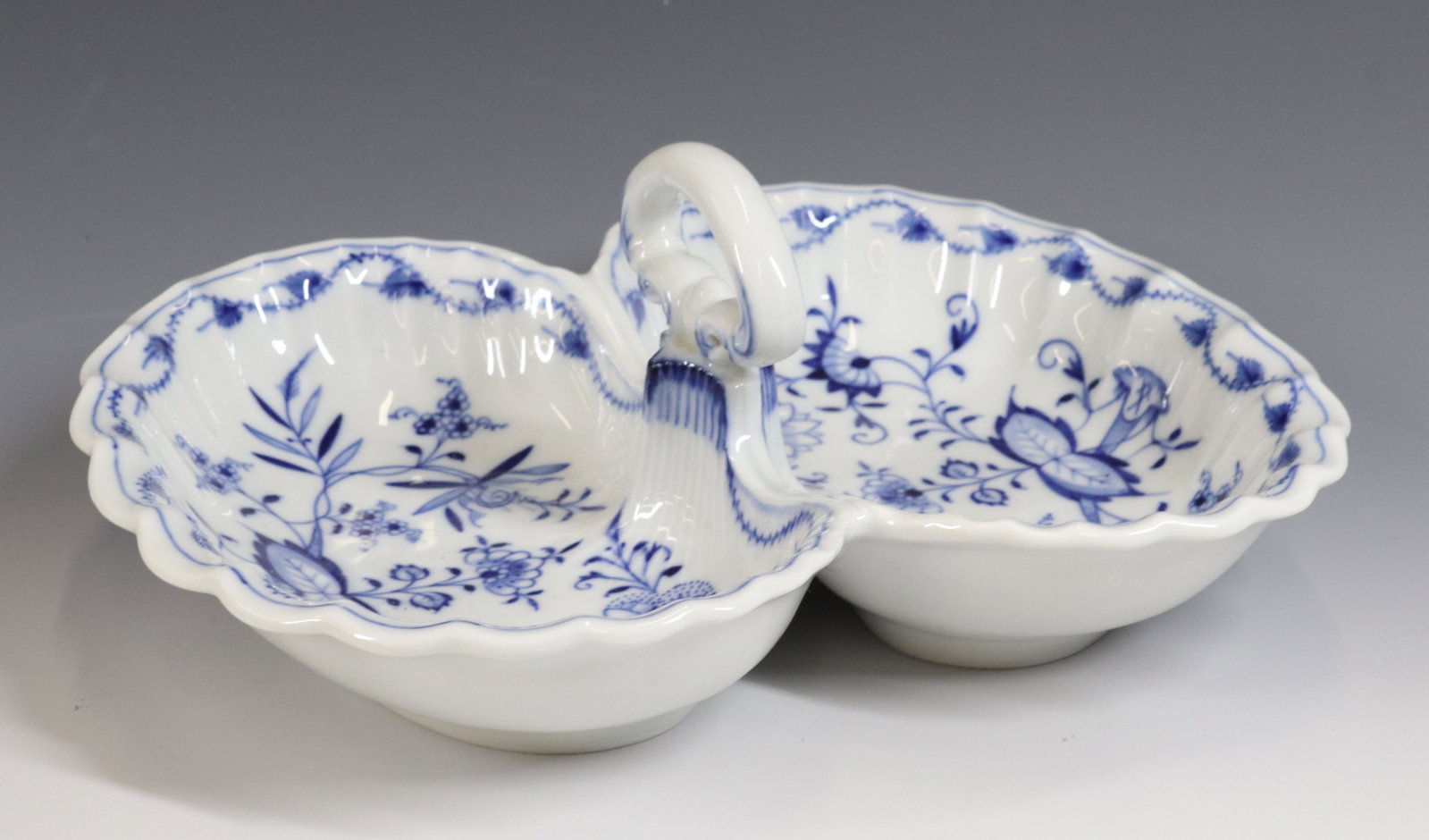 MEISSEN ONION PATTERN SERVING DISH: DOUBLE SERVING DISH WITH HANDLE, CANCELLED MARK SIZE: 3" X 9"X 7 1/2" PLEASE READ BEFORE BIDDING – PICKUP FOR THIS AUCTION WILL NOT BE UNTIL THE WEEK OF OCTOBER 25TH. PICK-UP WILL BE FROM 9:00AM TIL