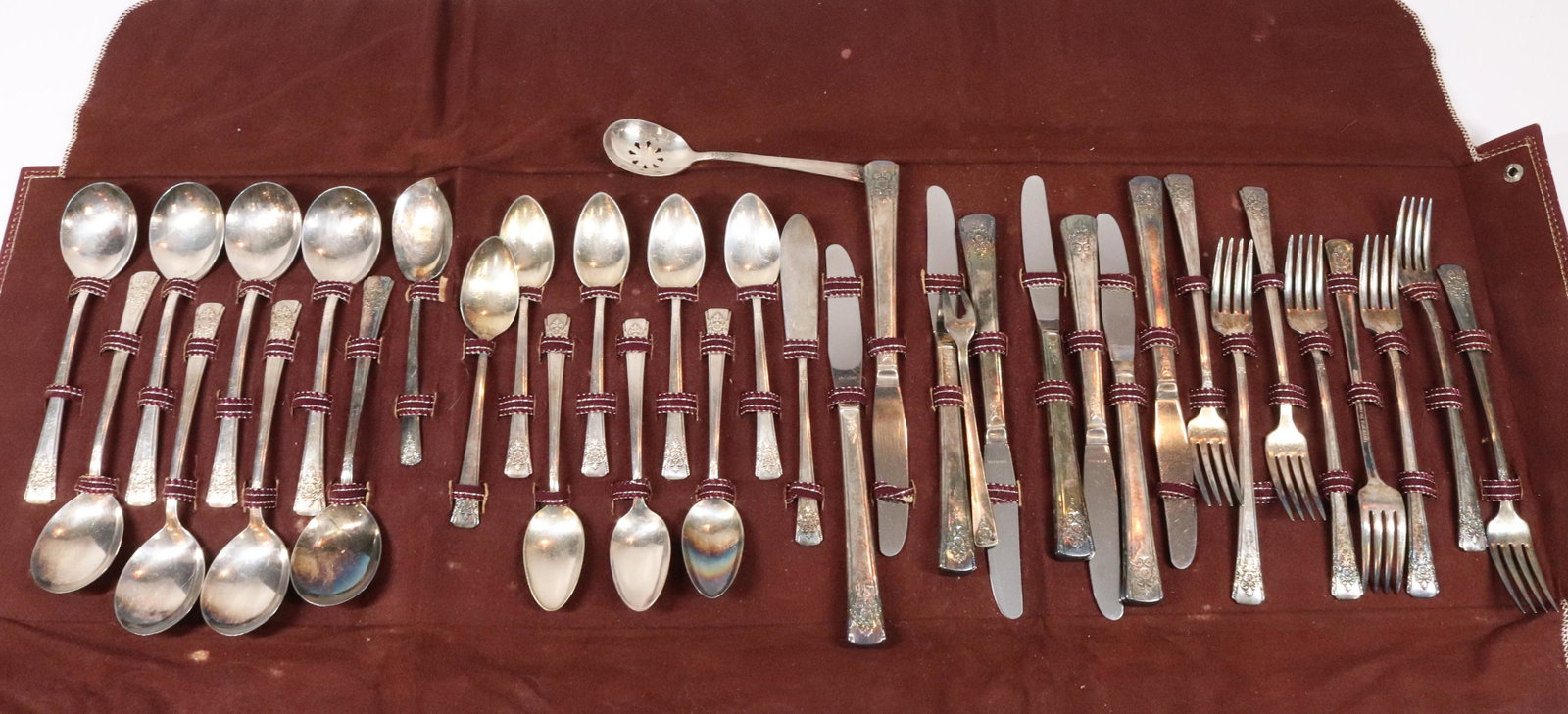 ROGERS SILVER PLATED FLATWARE SET: 1940'S ERA - SERVICE FOR 8 WITH SERVING PIECES SIZE: FORK 7 1/2" - KNIFE 8 1/2" PLEASE READ BEFORE BIDDING – PICKUP FOR THIS AUCTION WILL NOT BE UNTIL THE WEEK OF OCTOBER 25TH. PICK-UP WILL BE FROM 