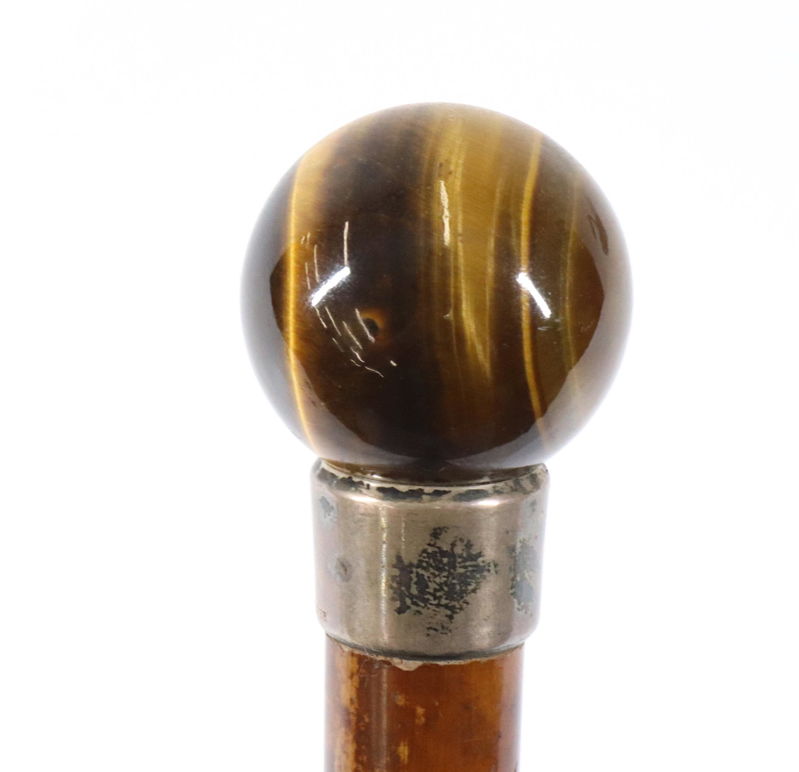ANTIQUE TIGER EYE QUARTZ CANE: BROWN AND GOLD TIGER EYE QUARTZ. STERLING SILVER COLLAR BELOW BALL. MALACCA SHAFT WITH HORN FERRULE SIZE: OVERALL LENGTH 35" PLEASE READ BEFORE BIDDING – PICKUP FOR THIS AUCTION WILL NOT BE UNTIL TH