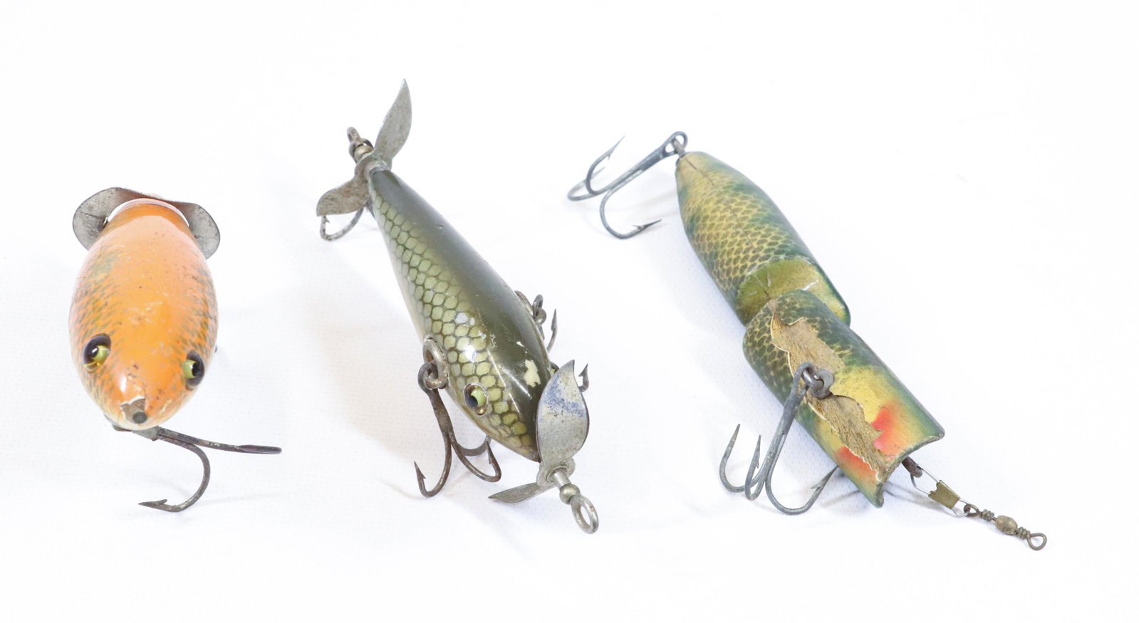 ANTIQUE WOODEN FISHING LURE LOT: (3) INCLUDING: HEDDONS CRAB WIGGLE, JOINTED MERRY WIDOW, AND DOUBLE PROPELLER SIZE: 3" TO 4"