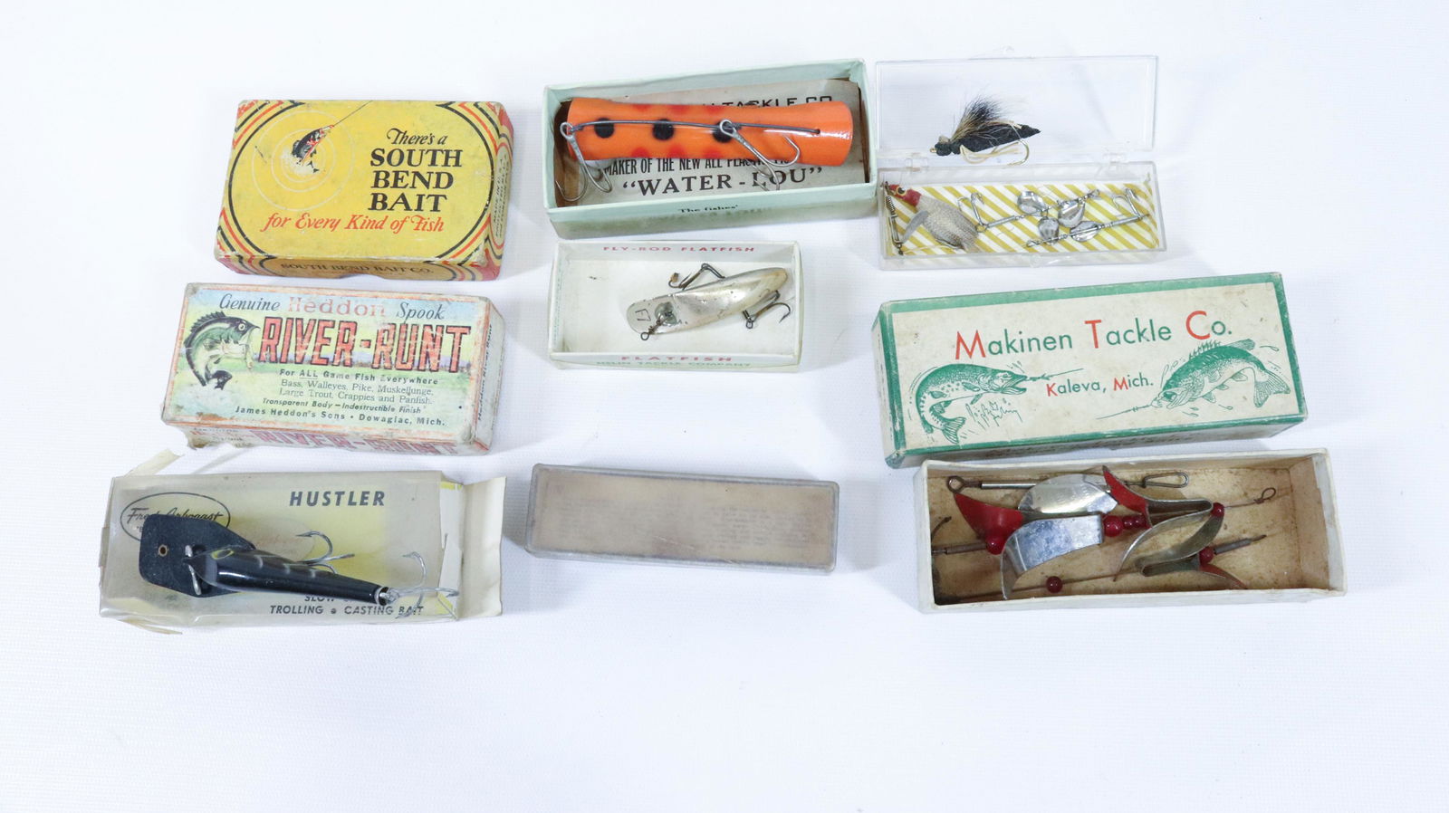 LOT OF FISHING LURES AND BOXES: VINTAGE LURES AND EMPTY BOXES - HUSTLER, MAKINEN, WATER-LOU AND OTHERS - SOUTH BEND BAIT AND RIVER RUNT BOXES ARE EMPTY