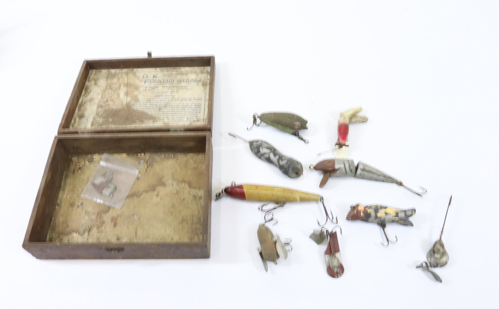 ANTIQUE FISHING LURE LOT: EARLY WOODEN BOX WITH LURES INCLUDING - HEDDON SCISSORS TAIL, CREEK CHUBS, AND MORE