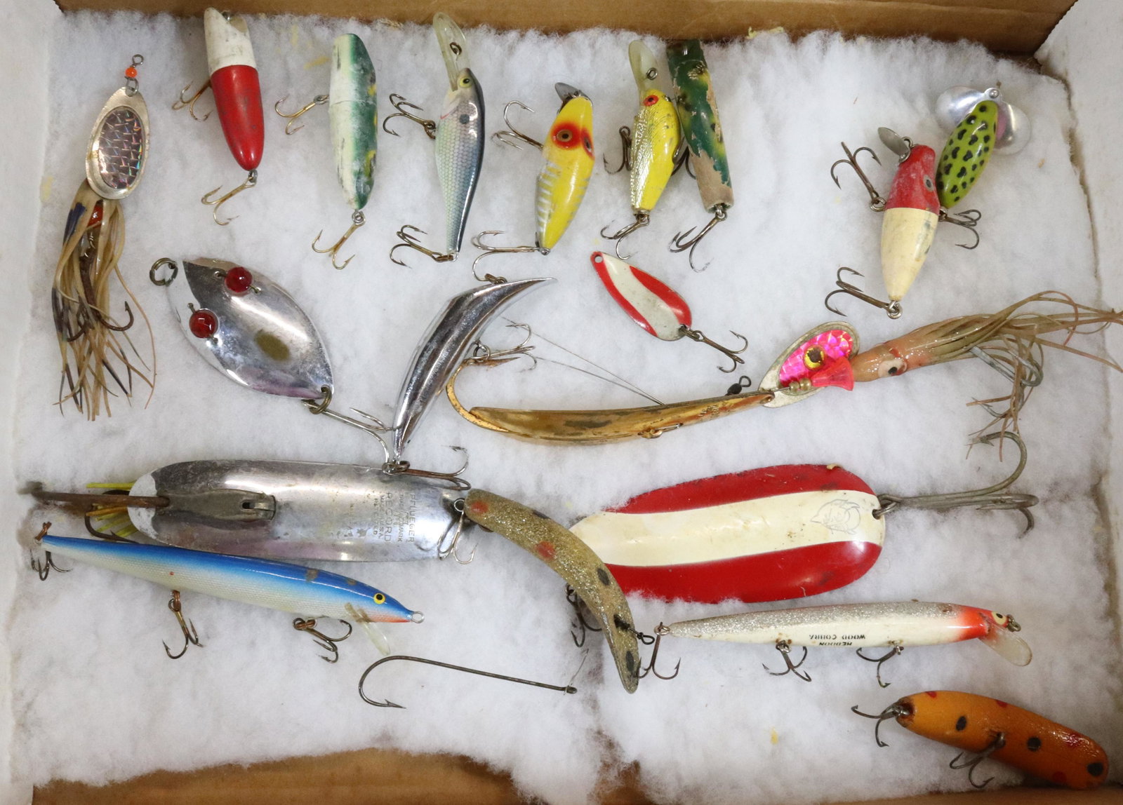 LOT OF VINTAGE FISHING LURES: SOME METAL AND WOOD - SPOONS, DARE DEVILS, JITTERBUGS, SPOONS, REBELS, FLATFISH, AND MORE - HEDDON PFLUEGER AND MORE SIZE: 2" TO 5"