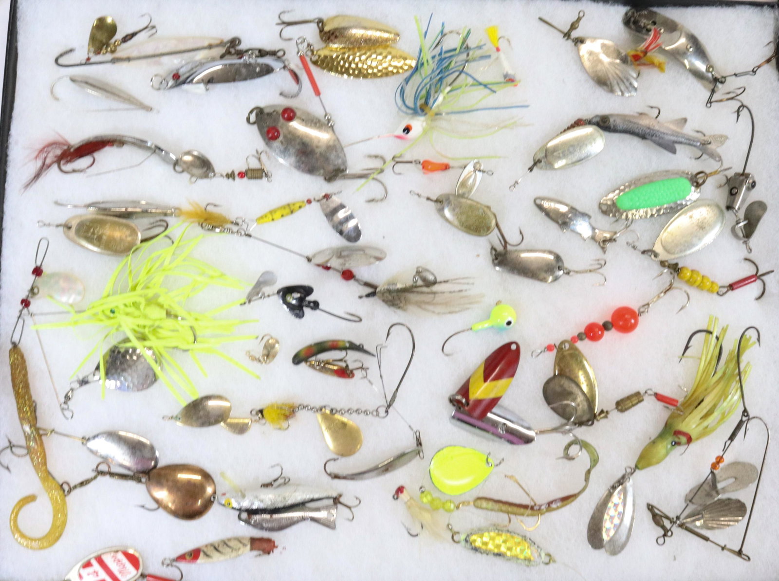 LOT OF VINTAGE FISHING LURES: TRAY LOF OF SPINNERS AND JIGS