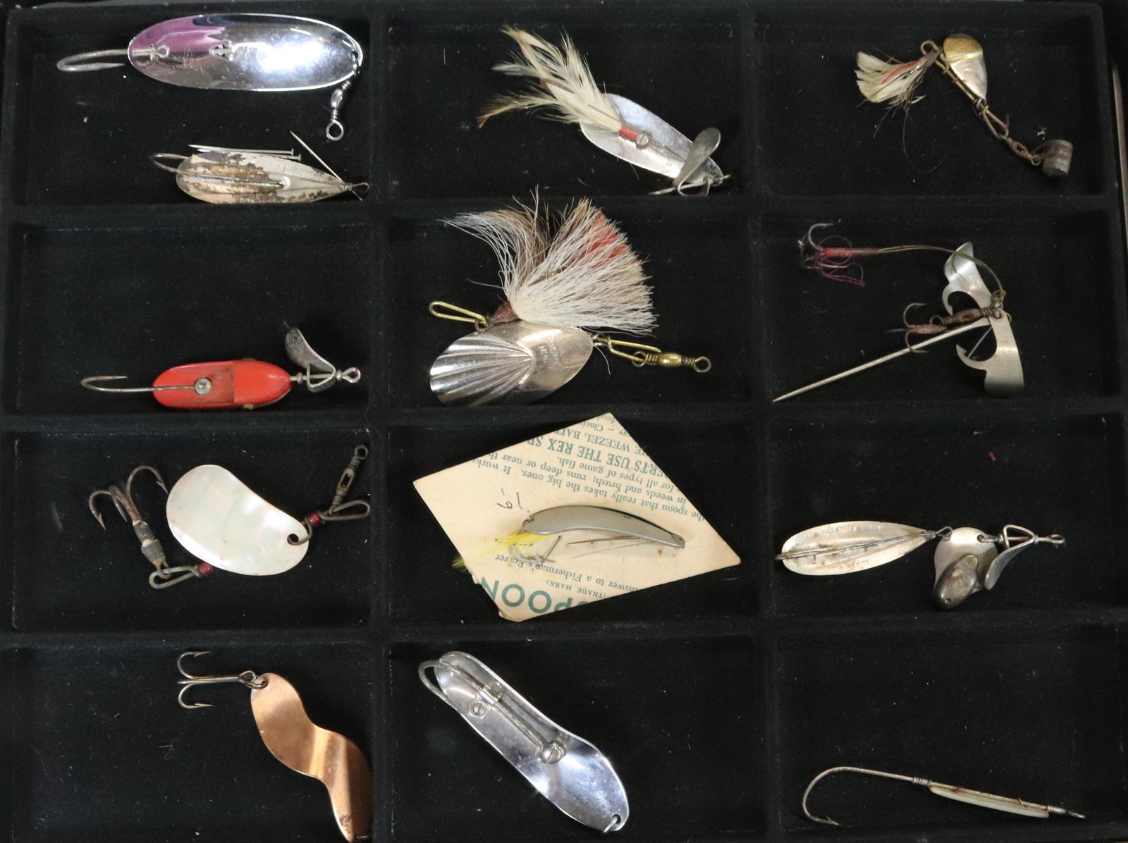 LOT OF VINTAGE FISHING LURES: TRAY LOT OF SPINNERS AND SPOONS