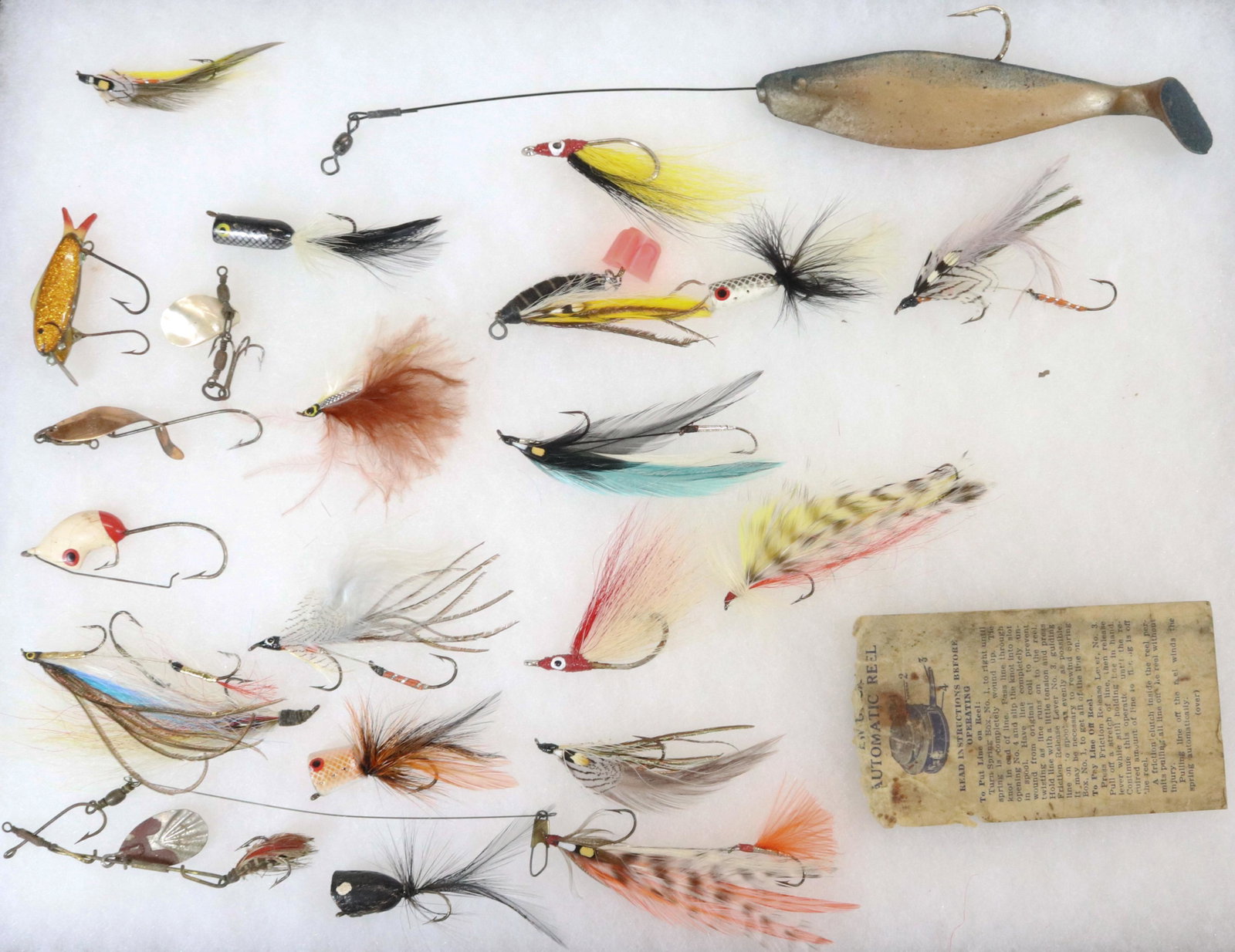 LOT OF VINTAGE FISHING LURES: TRAY LOT OF VINTAGE FLIES AND LURES