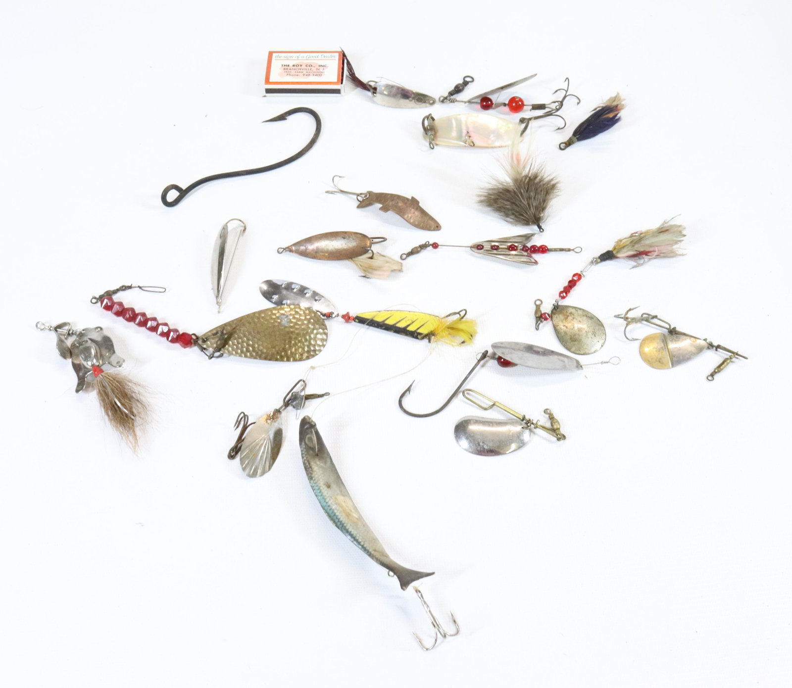 LOT OF VINTAGE FISHING LURES: TRAY LOT OF SPINNERS AND JIGS