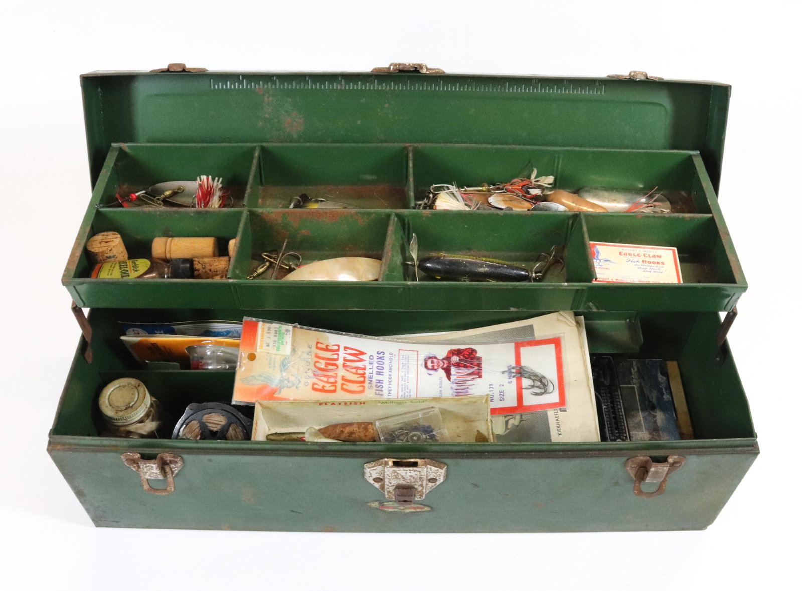 VINTAGE TACKLE BOX AND CONTENTS: TACKLE BOX WITH FISHING LURES, AND TACKLE CONTENTS