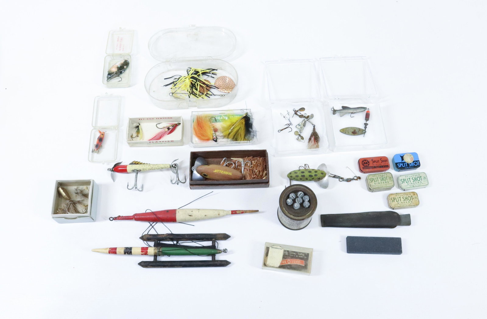TRAY LOT OF FISHING LURES AND ITEMS: PFLUEGER LIVE WIRE WOODEN LURE, SPINNERS, JIGS, FLIES, AND OTHERS