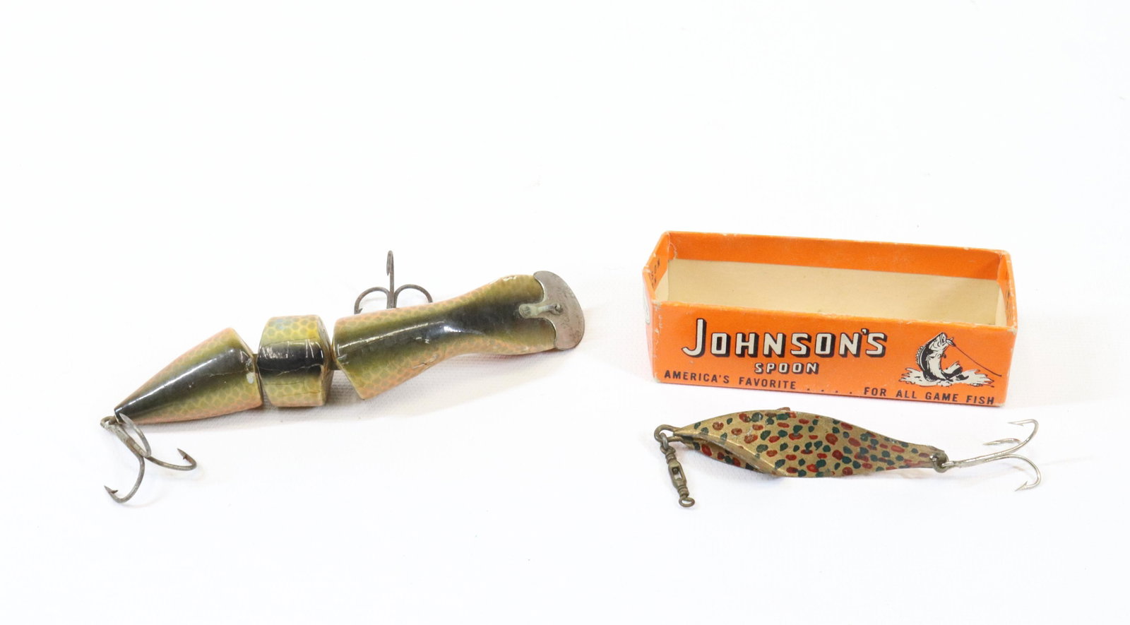 VINTAGE FISHING LURE LOT: (2) INCLUDING - HEDDON AND LOUIS JOHNSON SIZE: 3" AND 5"