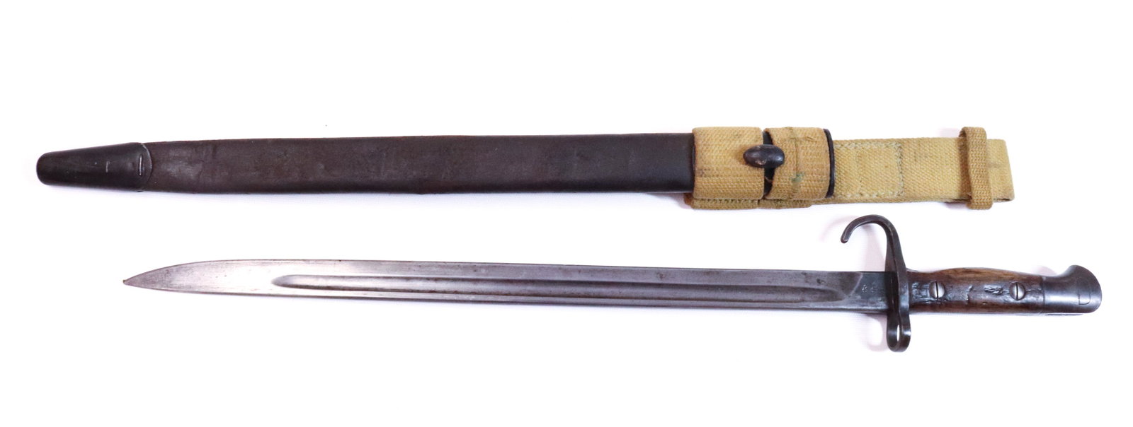 BRITISH PATTERN 1907 S.M.L.E. BAYONET: SCARE BAYONET WITH ORIGINAL HOOKED QUILLION - MFG BY; ENFIELD, DATED 9'11 - WITH ORIGINAL SHEATH SIZE: 22 1/2" OVERALL LENGTH
