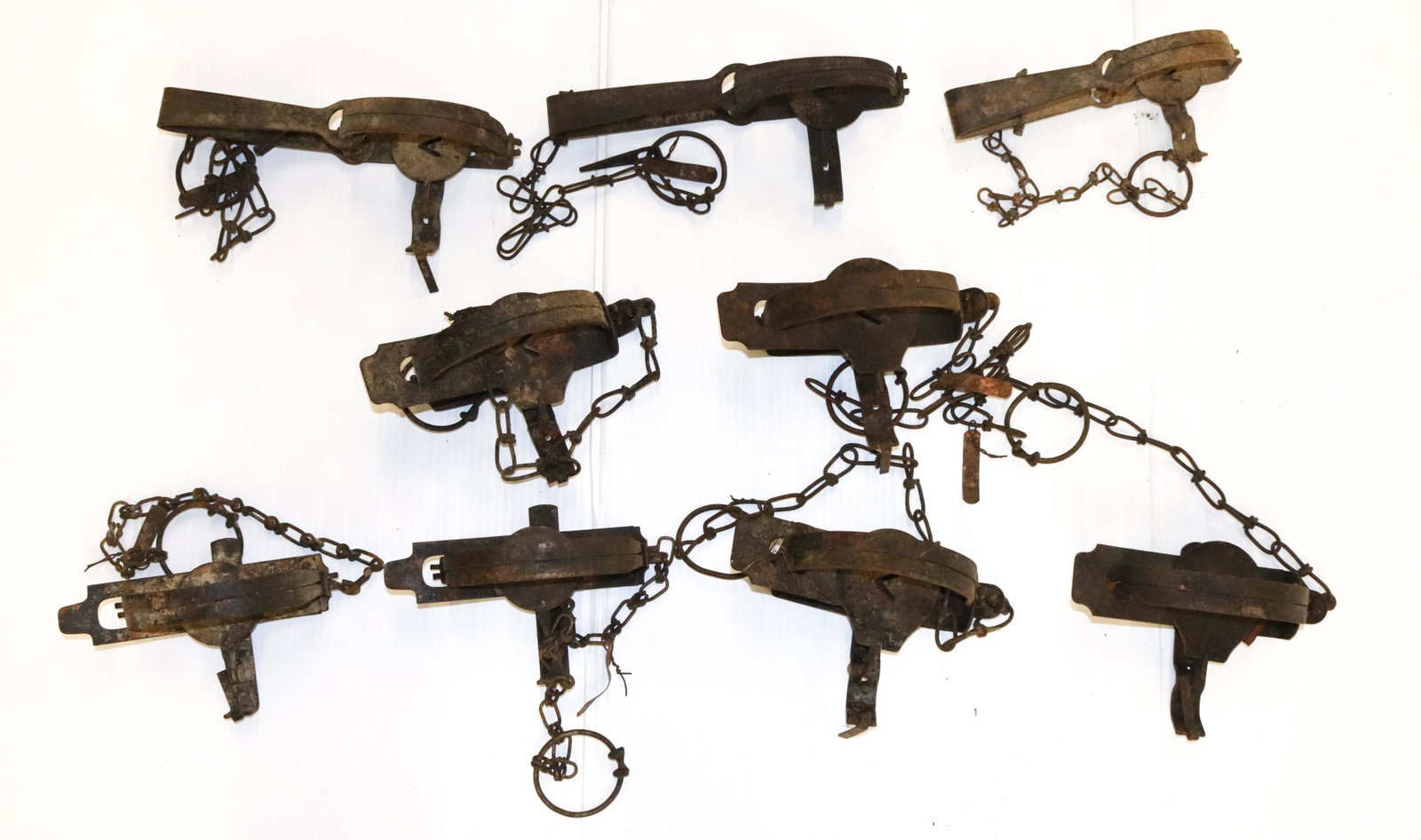 GROUP LOT OF LEGHOLD TRAPS: (7) VICTOR AND (2) BLAKE & LAMB SIZE: 6 1/2" TO 9" L