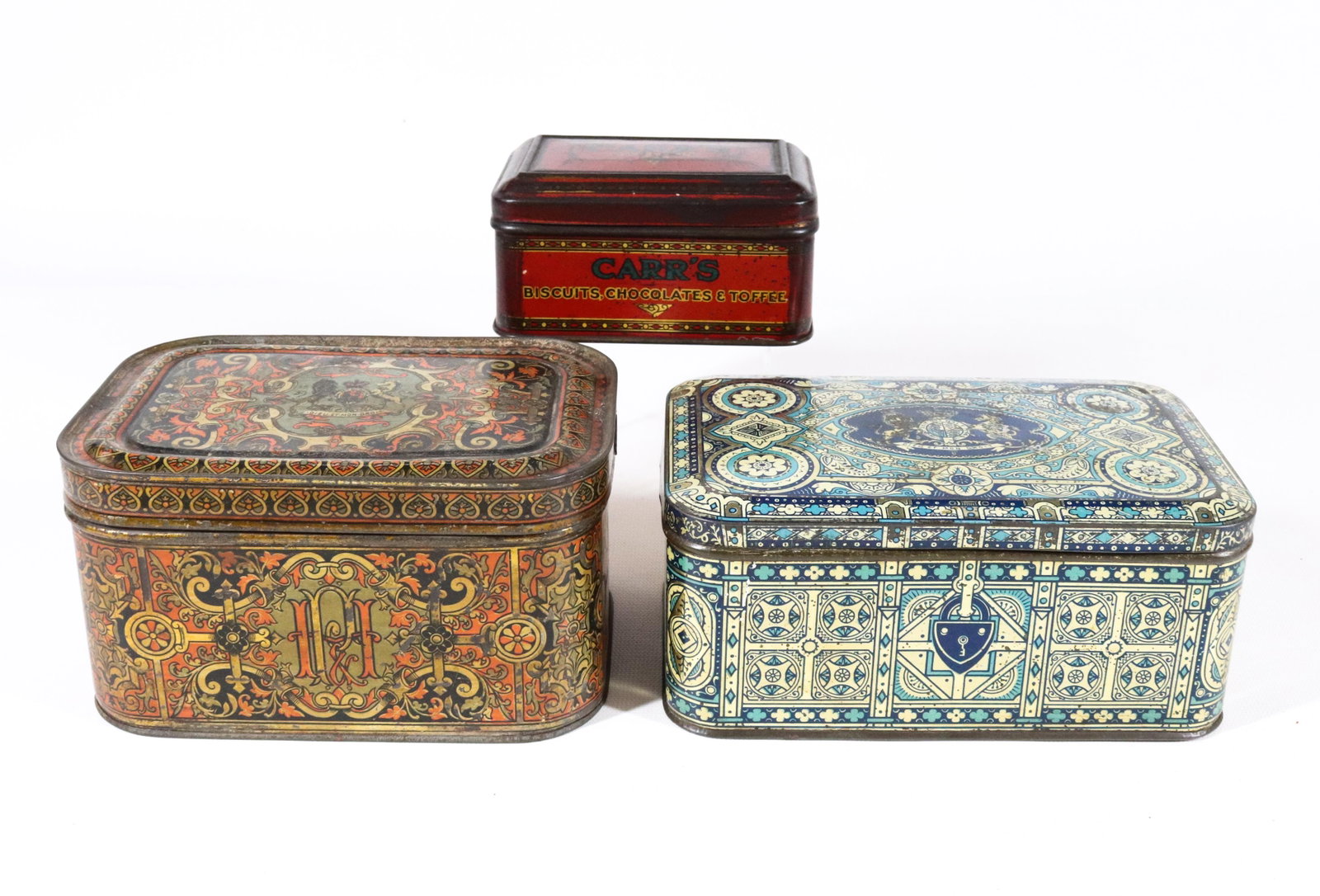 (3) VINTAGE TIN LITHO BISCUIT TINS: INCLUDING: CARR'S RED SAMPLE TIN CA. 1910 AND TWO HUNTLEY & PALMERS HINGED LID TINS CA. 1880 4 3/4", 6 1/2" AND 7" L