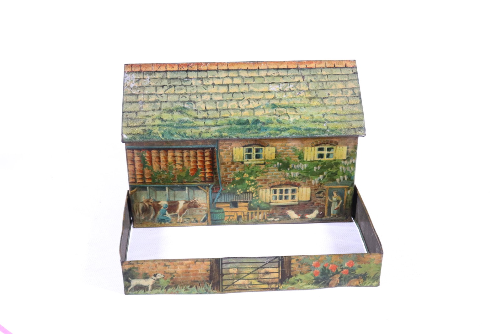 HUNTLEY & PALMERS TIN LITHO BISCUIT TIN: FARMHOUSE WITH REMOVEABLE LID AND SWING HANDLE FENCE CA. 1931 4" X 6" X 3 3/4"