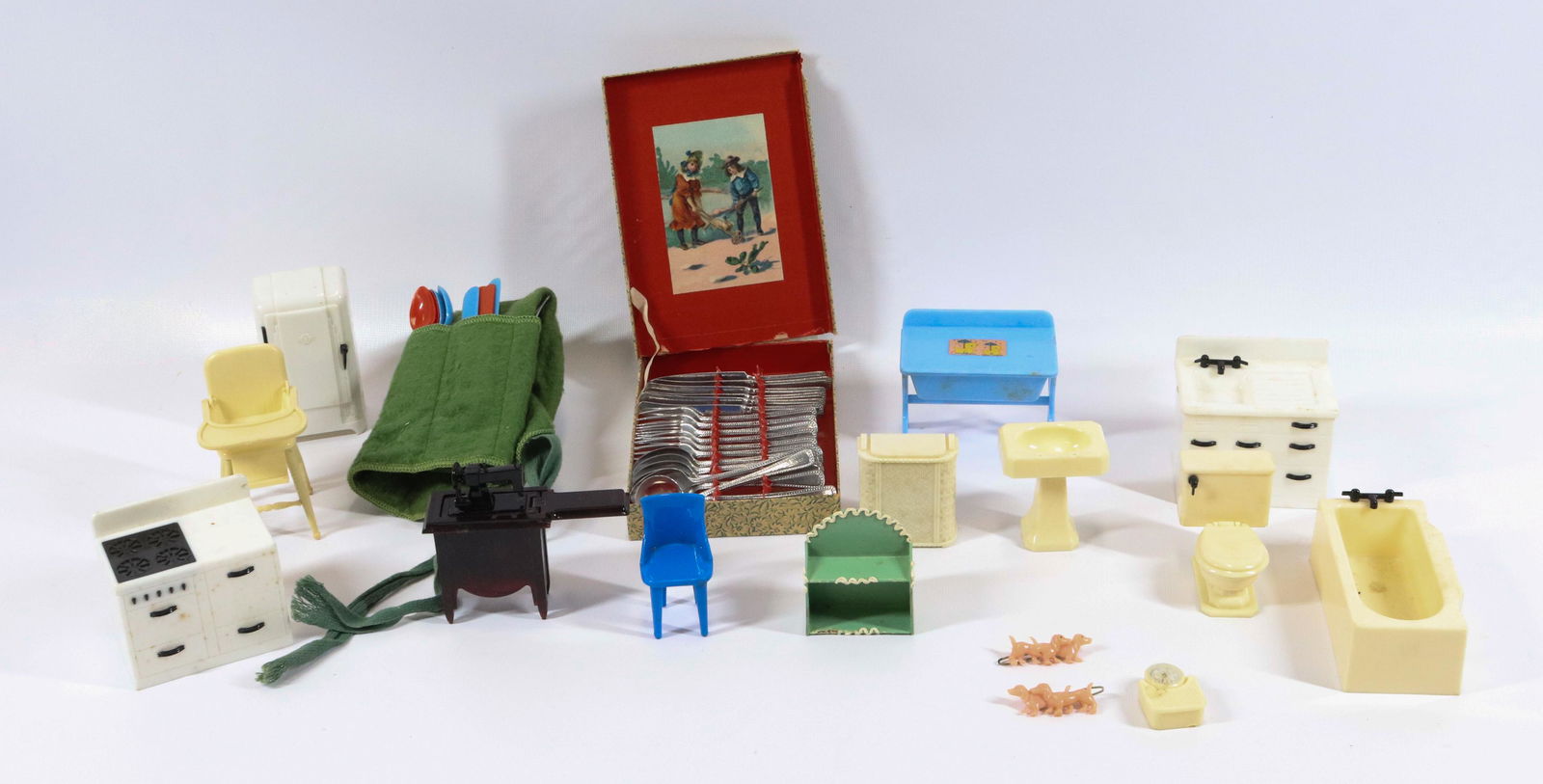 VINTAGE RENWAL DOLL FURNITURE (1 of 3)
