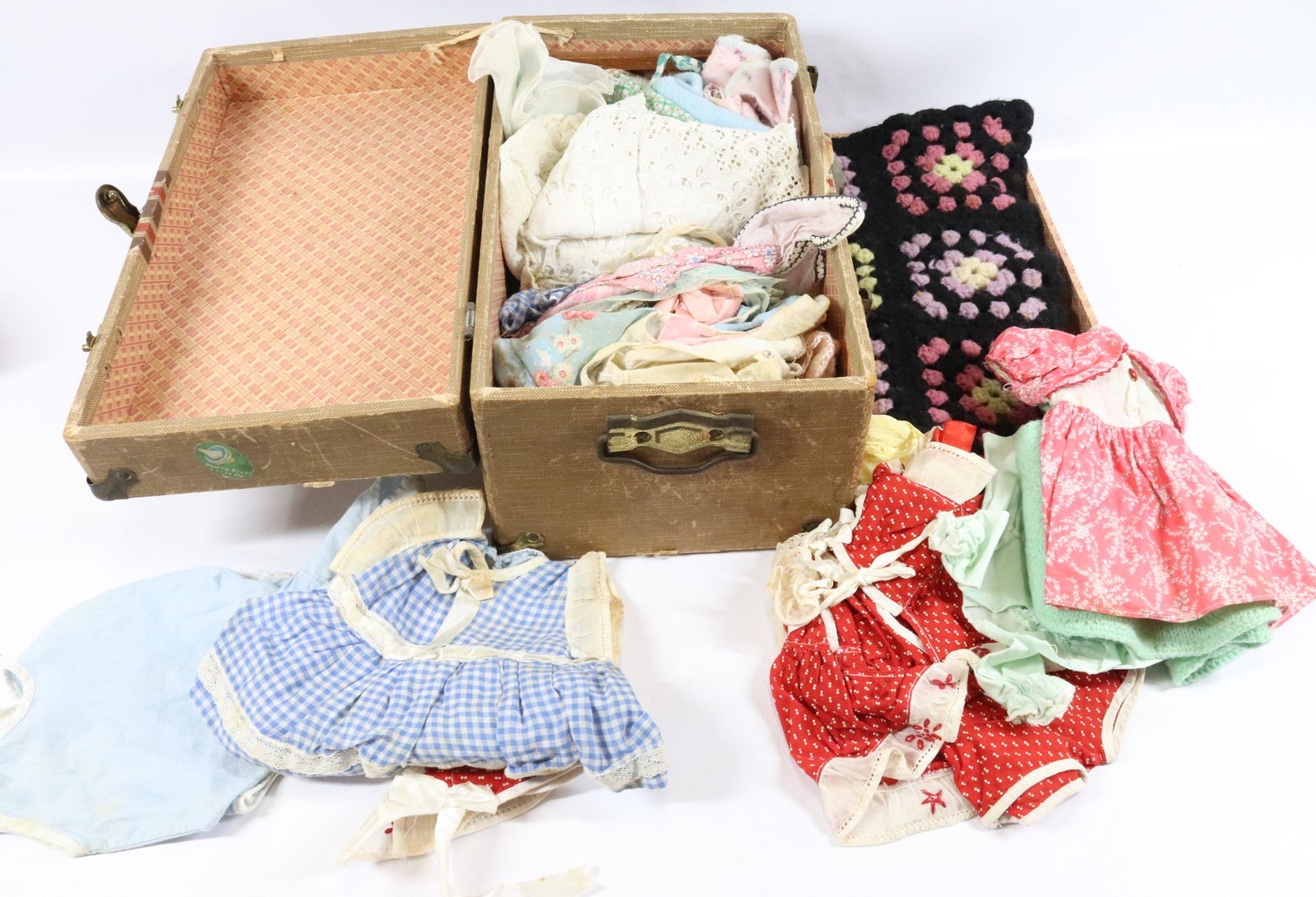 VINTAGE DOLL TRUNK AND DOLL CLOTHING (1 of 2)