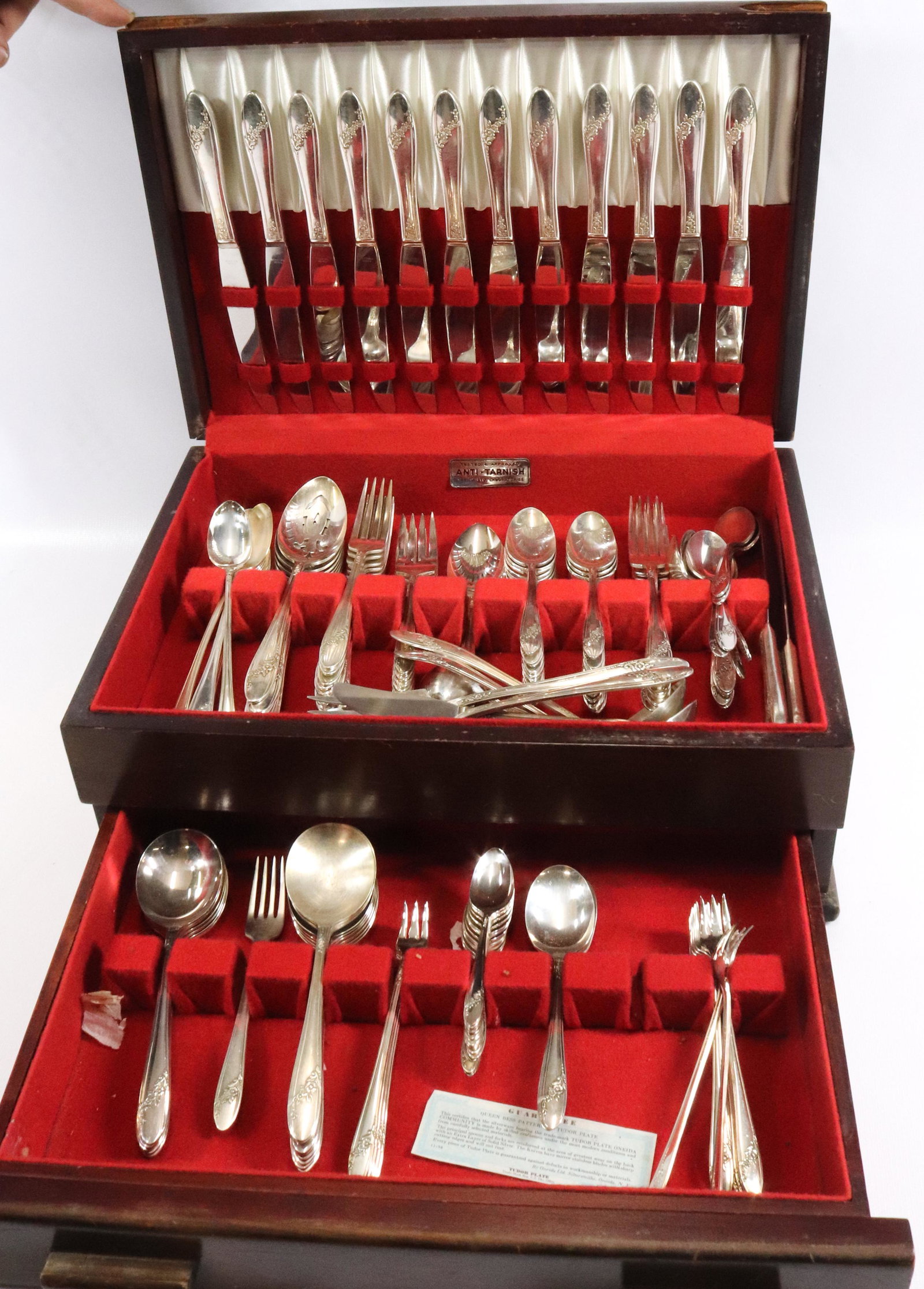 ONEIDA TUDOR PLATE FLATWARE SET (1 of 4)