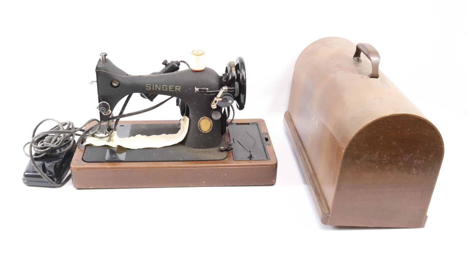 SINGER PORTABLE SEWING MACHINE (1 of 2)