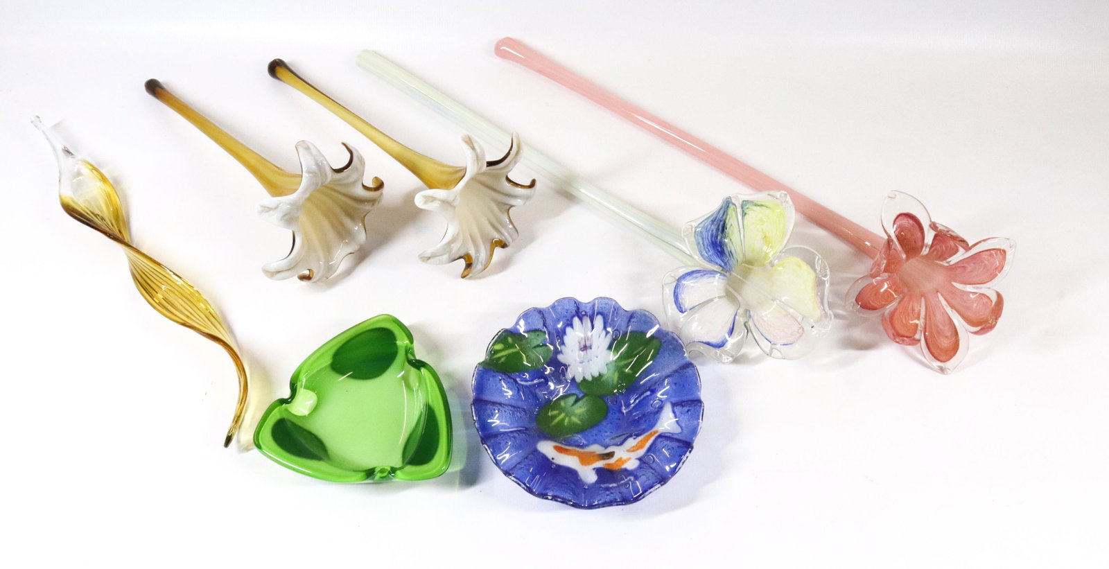 GROUP LOT OF BLOWN GLASS ITEMS: INCLUDING: FOUR BLOWN GLASS FLOWERS, ASHTRAY, RUFFLED LILY PAD BOWL AND MORE Dimensions: LONGEST 21" L Terms: Hartzell's Auction Gallery will handle most of the shipping in-house. WE do reserve the ri