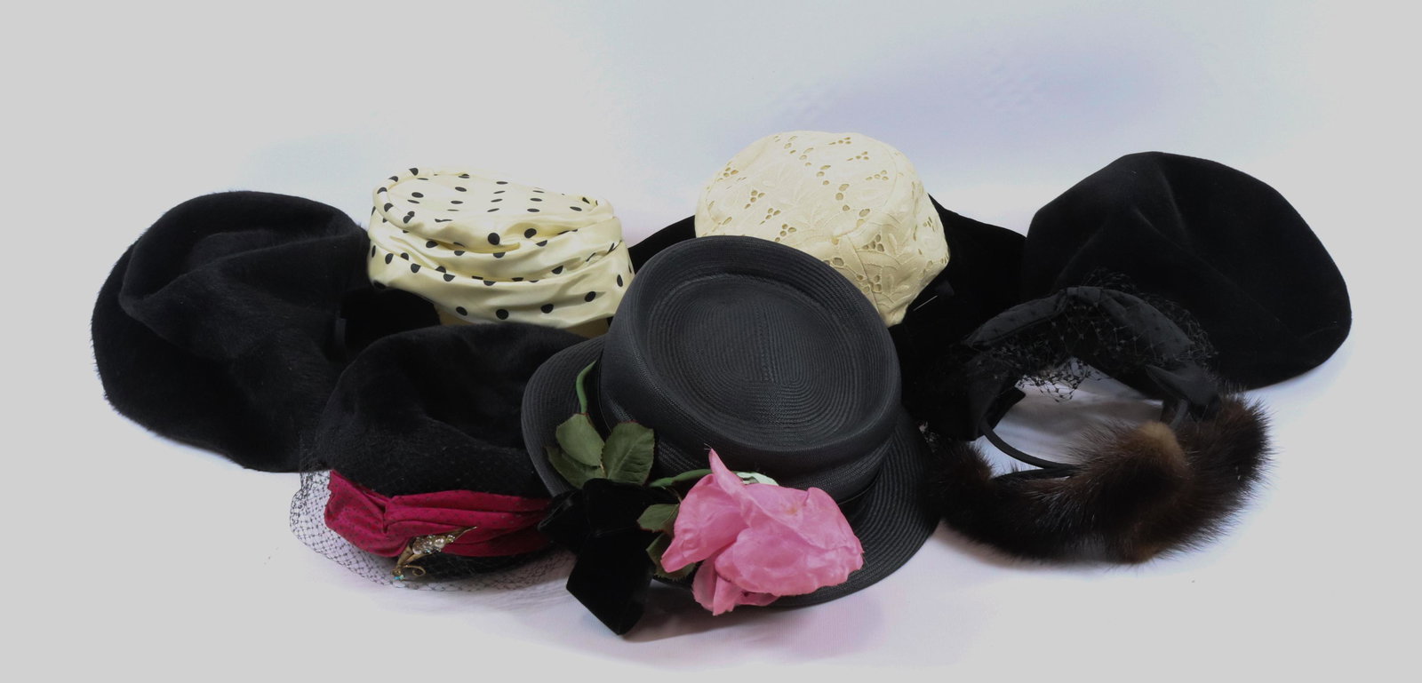 GROUP LOT OF WOMEN'S VINTAGE HATS (1 of 2)