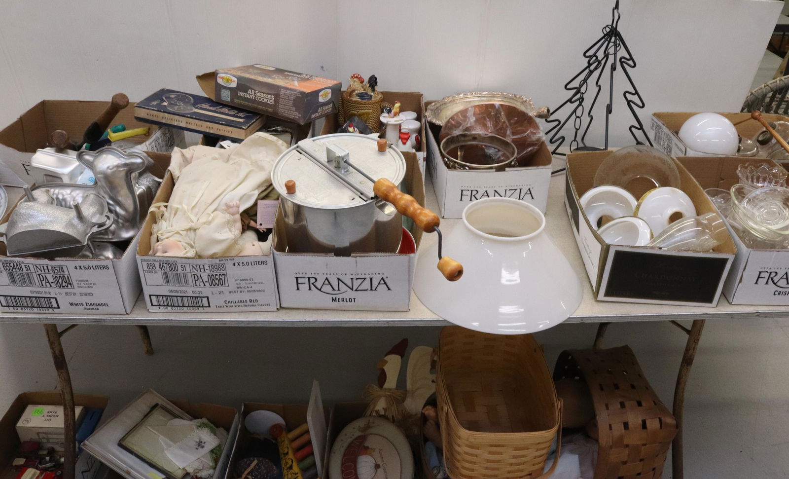 LARGE GROUP OF BOX LOT ITEMS (1 of 7)