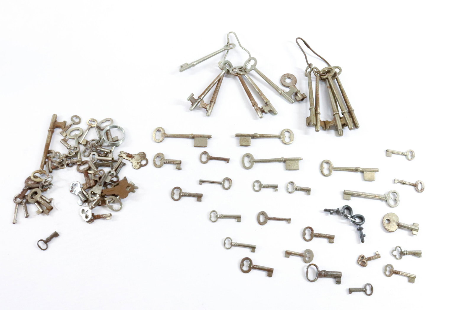 GROUP LOT OF VINTAGE KEYS: VARIOUS SHAPES AND SIZES TERMS: Hartzell's Auction Gallery will handle most of the shipping in-house. WE do reserve the right to not ship some large items, larger lots of glassware, Furniture, or othe
