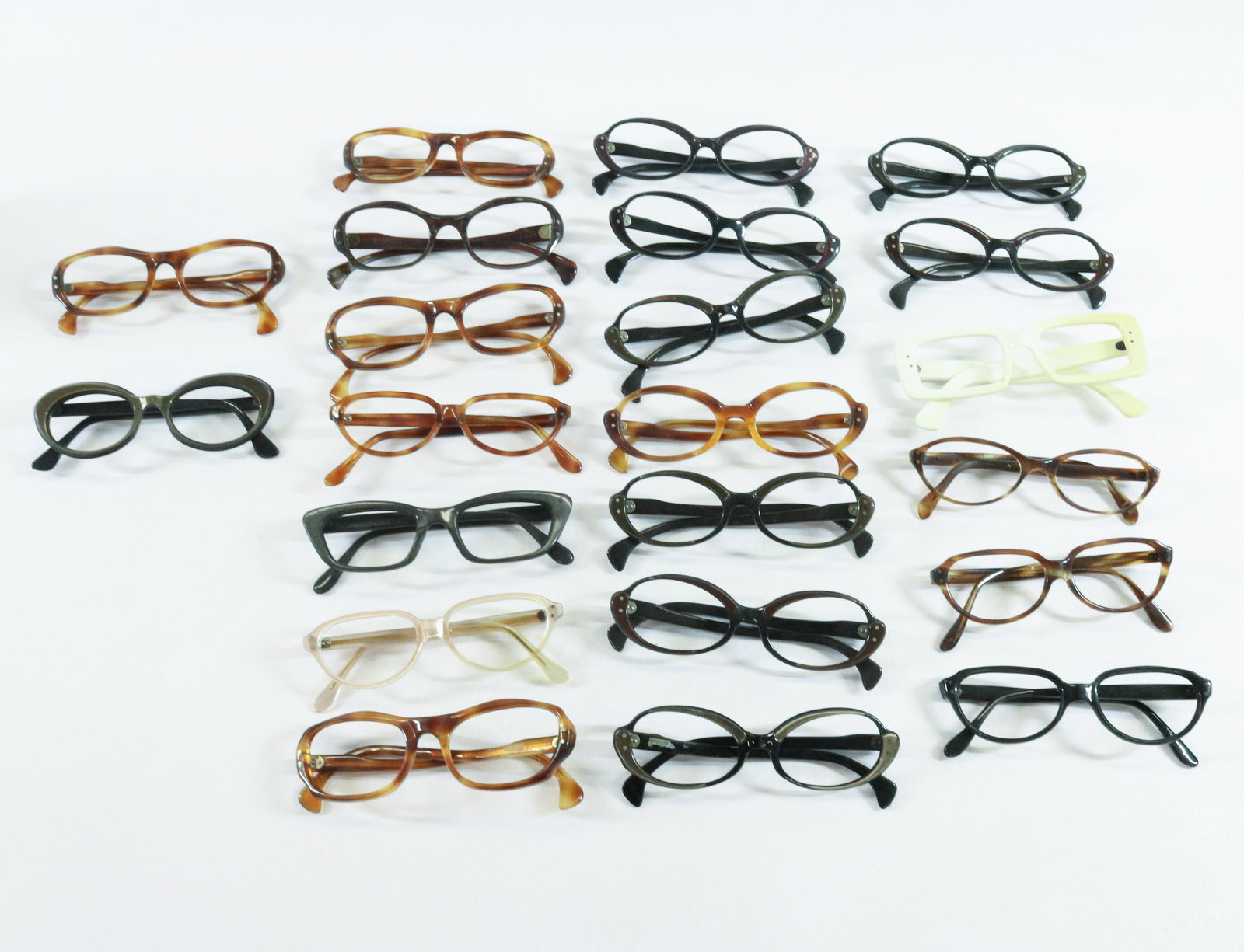 LARGE LOT OF EYEGLASS FRAMES (1 of 1)