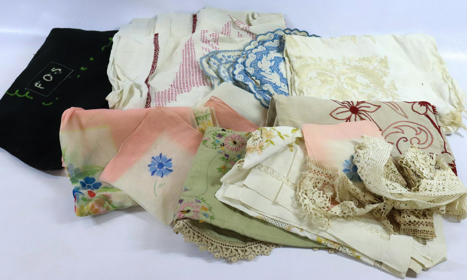 BOX LOT OF VINTAGE DRYGOODS: INCLUDING: TABLE COVERINGS, DOILIES AND MORE TERMS:Hartzell's Auction Gallery will handle most of the shipping in-house. WE do reserve the right to not ship some large items, larger lots of glassware,