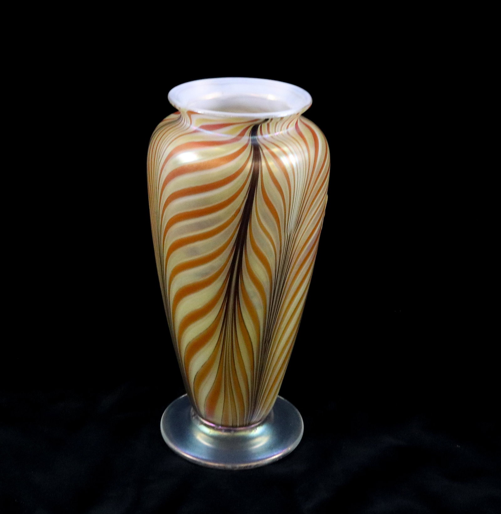 ART GLASS VASE (1 of 2)