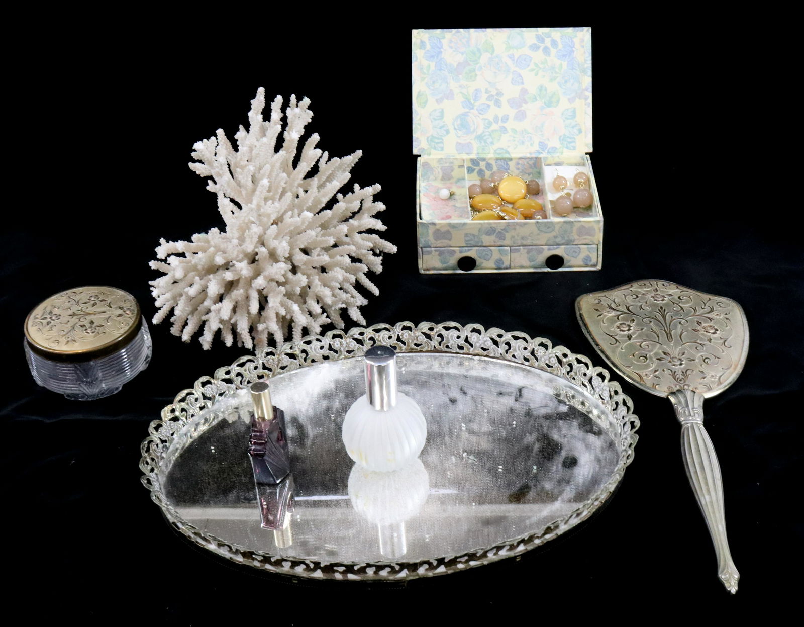 GROUP LOT OF DRESSER ITEMS (1 of 3)