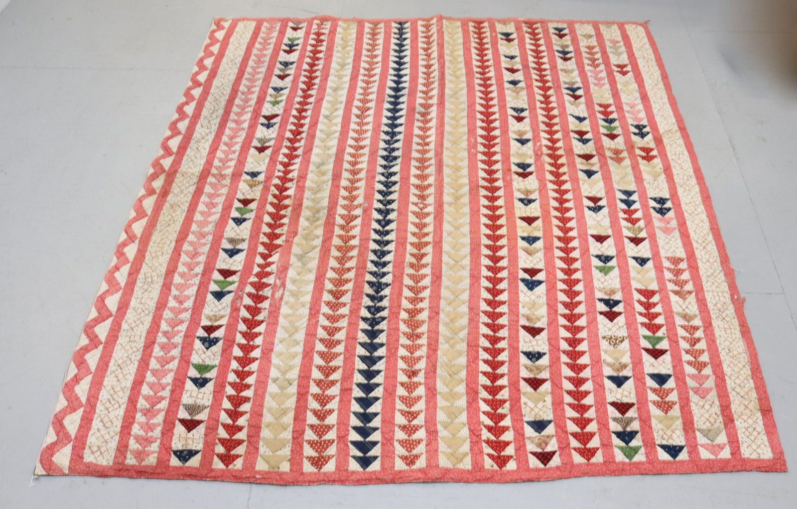 VINTAGE FLYING GEESE PATTERN QUILT (1 of 4)