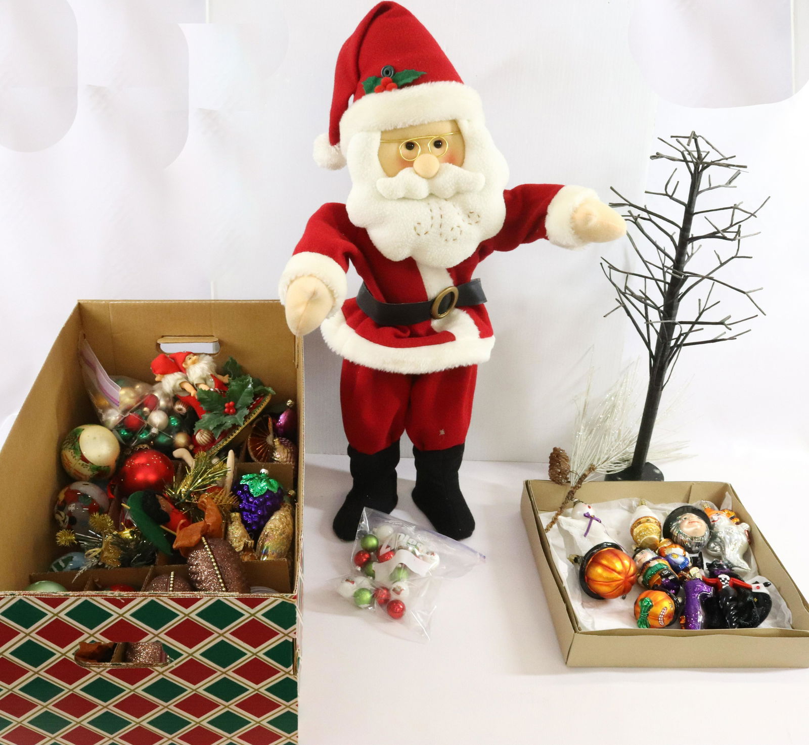 LARGE GROUP LOT CHRISTMAS DECORATIONS (1 of 3)