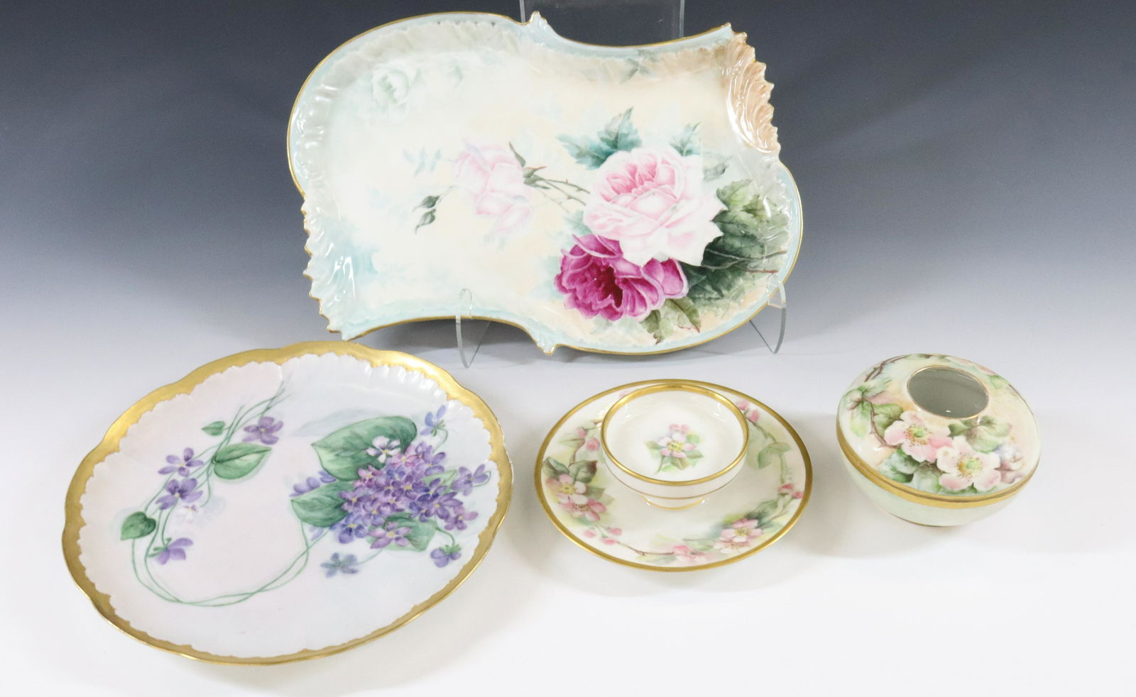 HAND PAINTED PORCELAIN GROUPING: (5) LEMON SLICE TRAY, HAIR RECEIVER, ROUND PLATE AND RECTANGLE TRAY PAINTED ON LIMOGE BLANKS TRAY POSSIBLE FACTORY PAINTING PLATE SIGNED R. 1907 DIMENSIONS: TRAY 9" X 12 1/2" 9 1/2" DIA 6" DIA TERMS:
