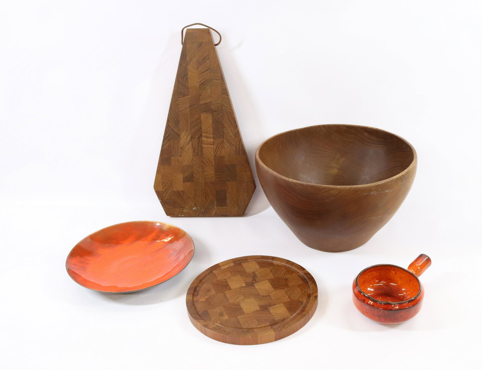 GROUP LOT OF DANISH MODERN TABLETOP ACCESSORIES: INCLUDING: TEAK SALAD BOWL (ARISTOCRAT), KJENI CUTTING BOARDS (ONE HAS STICKER ON BOTTOM), BOVANO ORANGE ENAMELED PLATE AND ORANGE HANDLED POTTERY SOUP BOWL DIMENSIONS: SALAD BOWL 7" X 11 1/2" TERMS: 