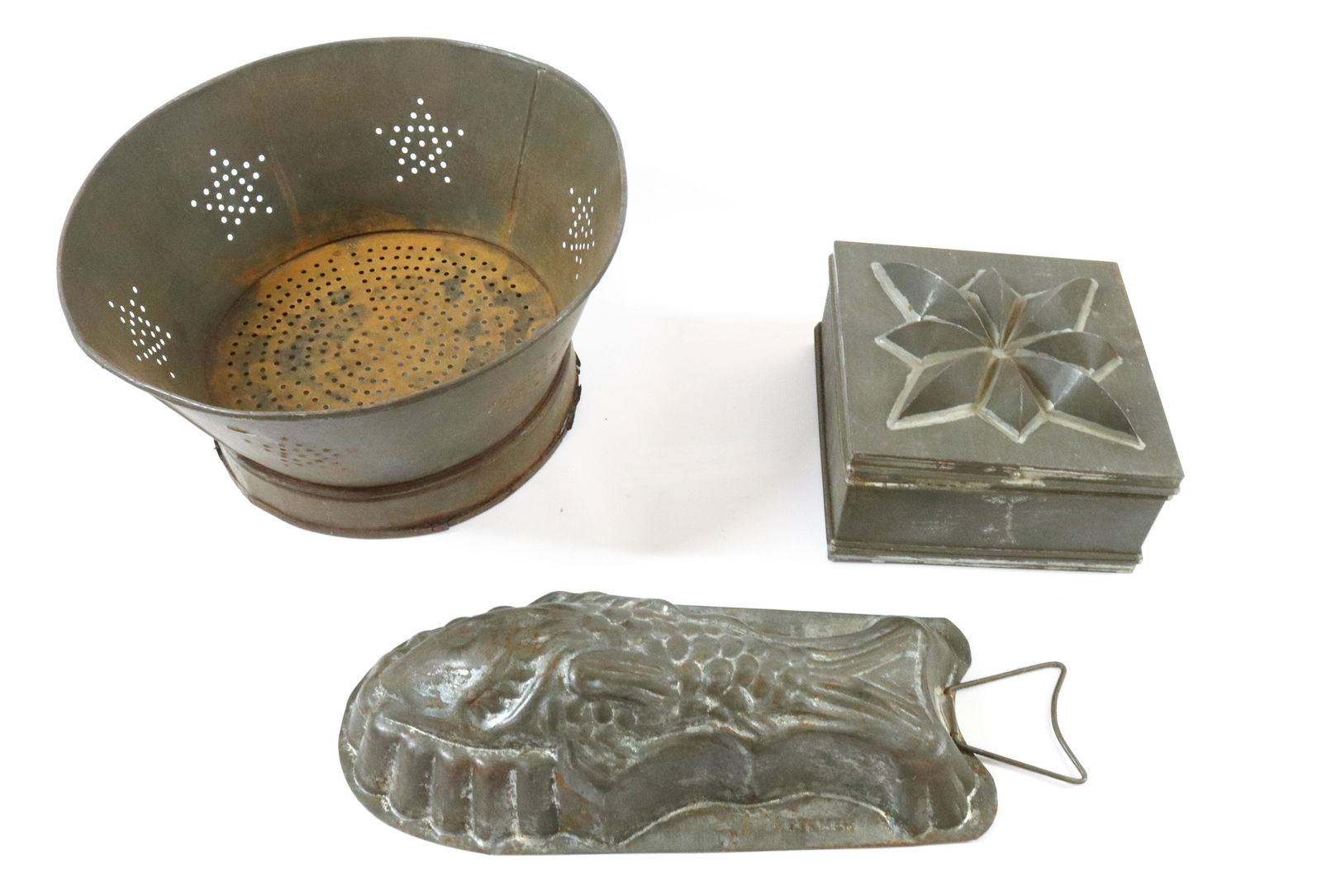 GROUP LOT OF TINWARE (1 of 2)