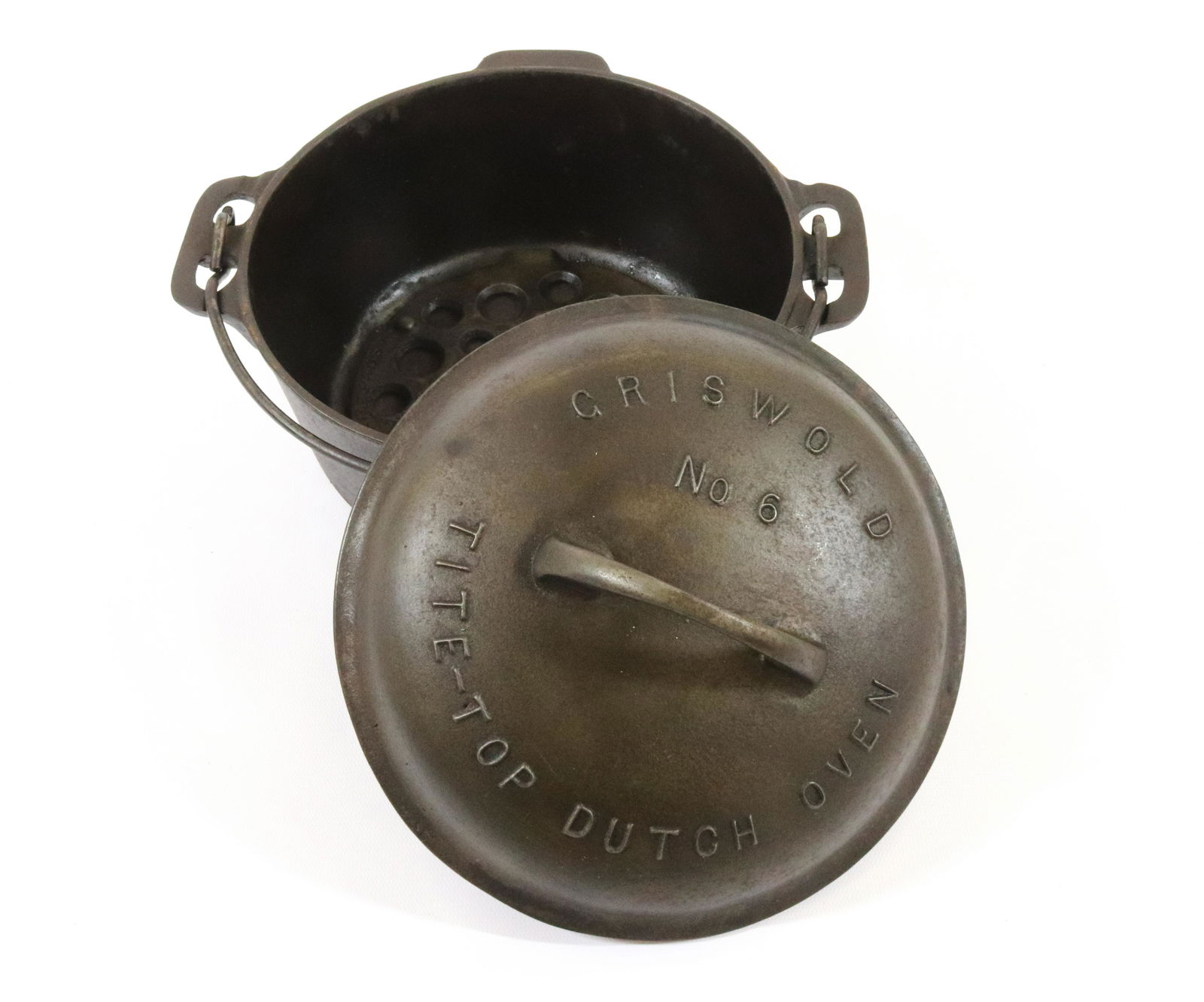 GRISWOLD NO. 6 TITE-TOP DUTCH OVEN (1 of 3)