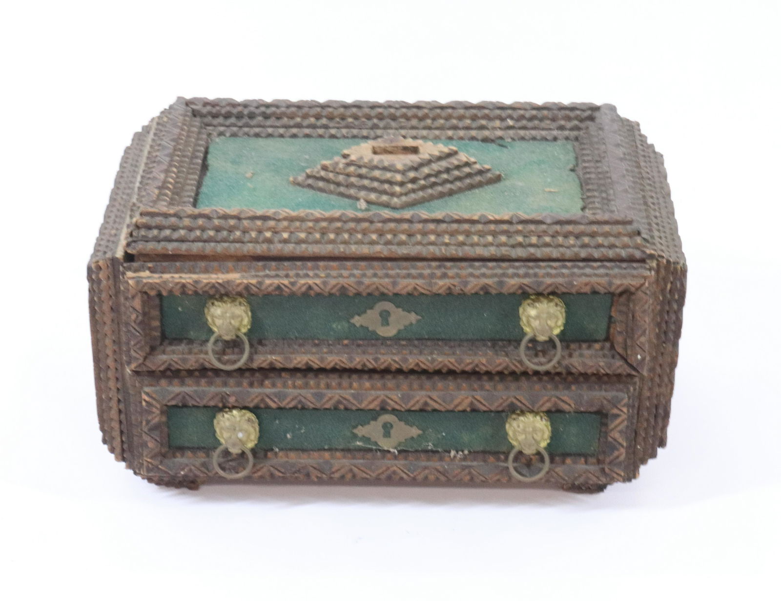 TRAMP ART DRESSER BOX (1 of 4)