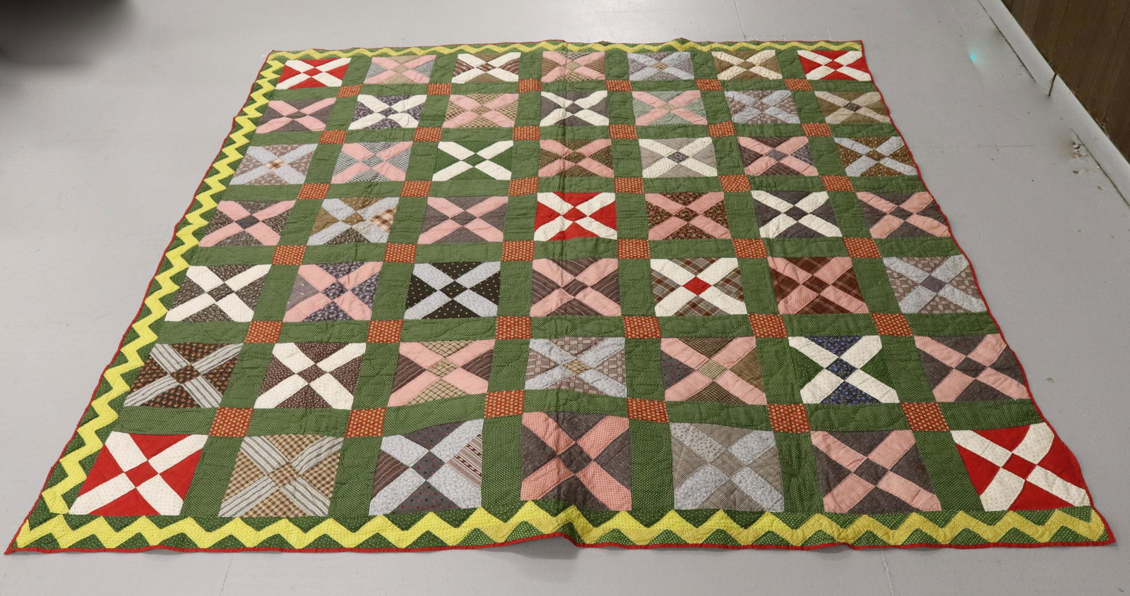 VINTAGE HAND STITCHED QUILT (1 of 4)