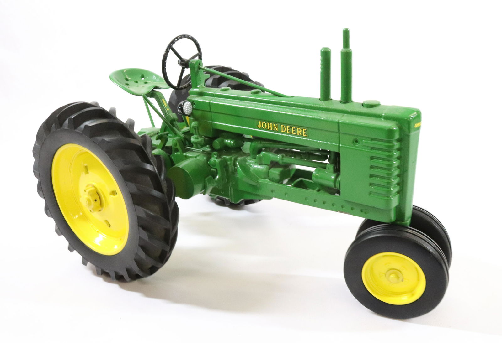 JOHN DEERE DIECAST MODEL TRACTOR (1 of 6)