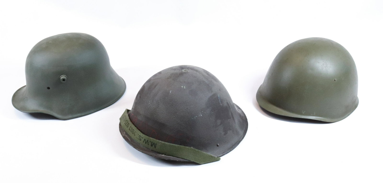 LOT OF MILITARY HELMETS: (3) ARMY STYLE HELMETS, (2) WITH LINERS Size: 8" INTERIOR MEASUREMENTS Terms: Hartzell’s Auction Gallery will handle all Background Checks On-Site. Sunday April 3rd from 9:00am till 2:00pm or Mo