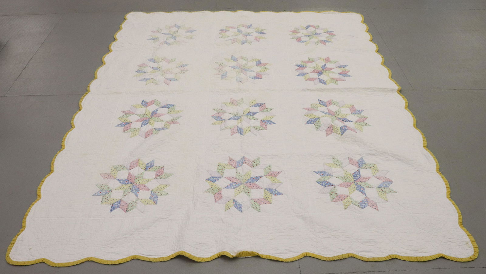 VINTAGE HAND STITCHED QUILT (1 of 4)