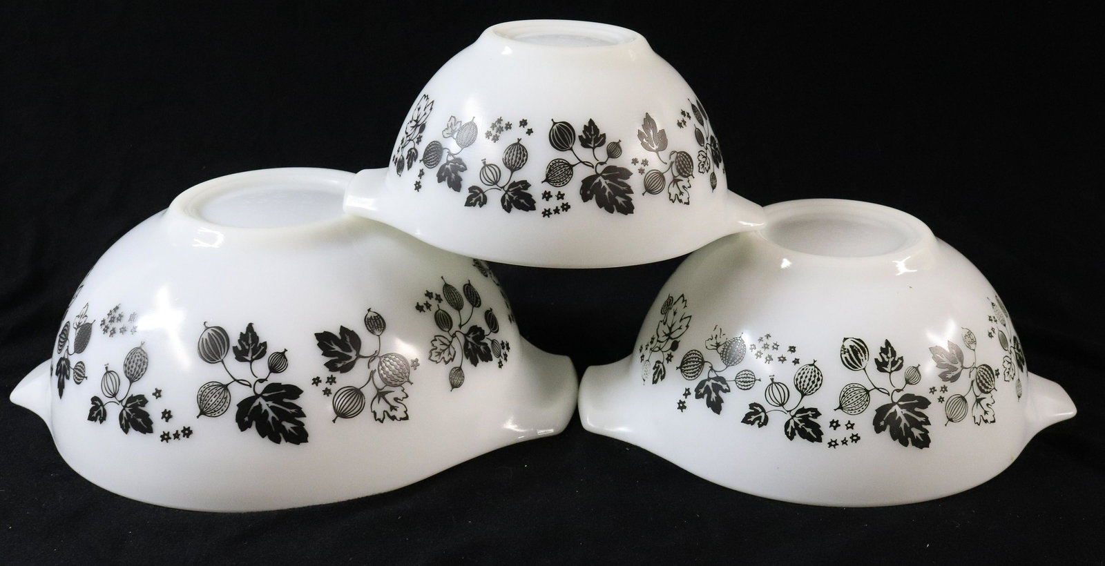 GRADUATED SET OF PYREX MIXING BOWLS (1 of 5)