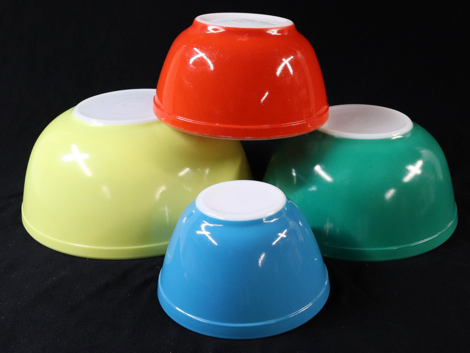 GRADUATED NEST OF PYREX MIXING BOWLS (1 of 4)